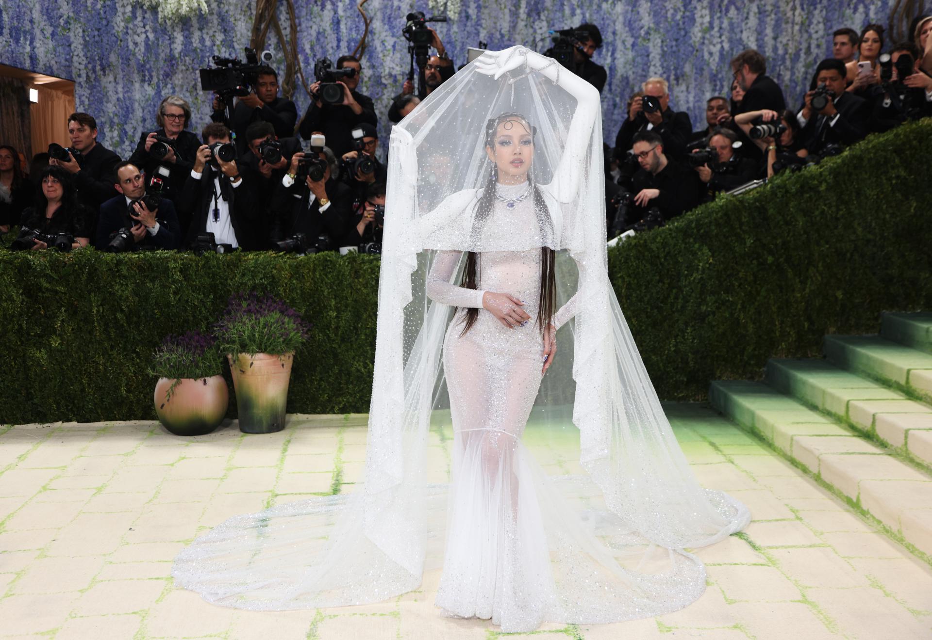 NEW YORK (United States), 05/05/2026.- Thai rapper and singer and member of Blackpink, Lisa, poses on the red carpet for the 2026 Met Gala, the annual benefit for the Metropolitan Museum of Art's Costume Institute, in New York, New York, USA, 04 May 2026. The event coincides with the Met Costume Institute's spring 2026 exhibition ‘Costume Art’ which will be on view from 10 May 2026 through 10 January 2027. (Nueva York) EFE/EPA/SARAH YENESEL