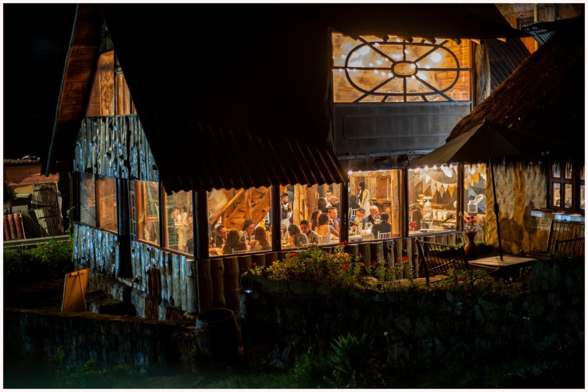 2. Chalet en la ciudadSin necesidad de salir de Bogotá, podrás tener a tus invitados en un espectacular chalet de madera con capacidad para 100 personas, dotado de baños, terrazas, mobiliario exterior con parasoles y salas, todo por menos de $100.000 la hora. Con un recargo adicional podrás contar con asistencia de un planner para organizar toda la logística del evento.