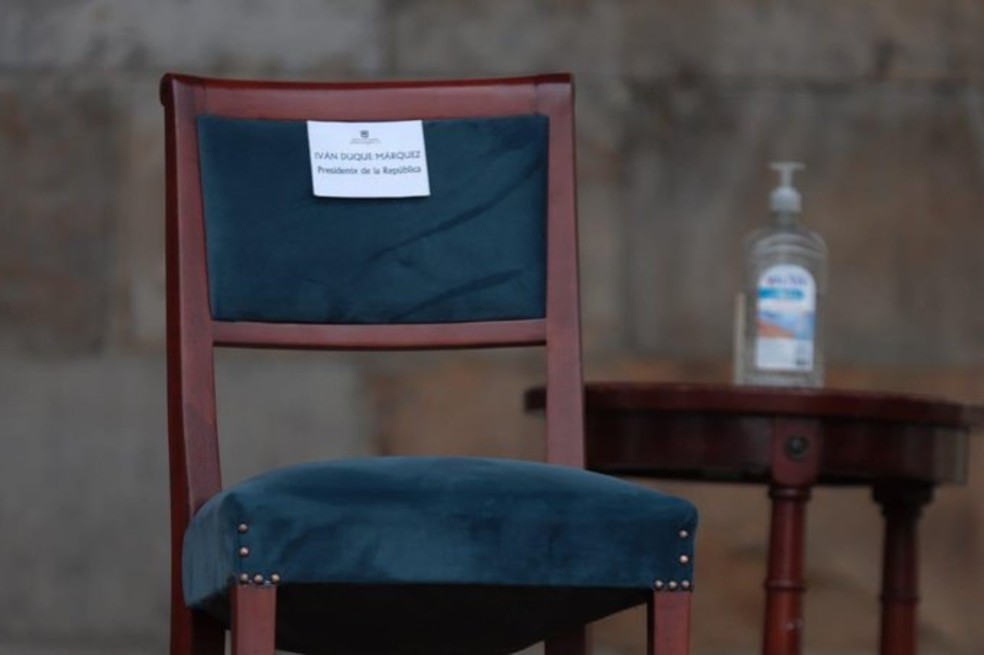 Congresistas piden la renuncia del responsable del papel de la silla vacía de Duque