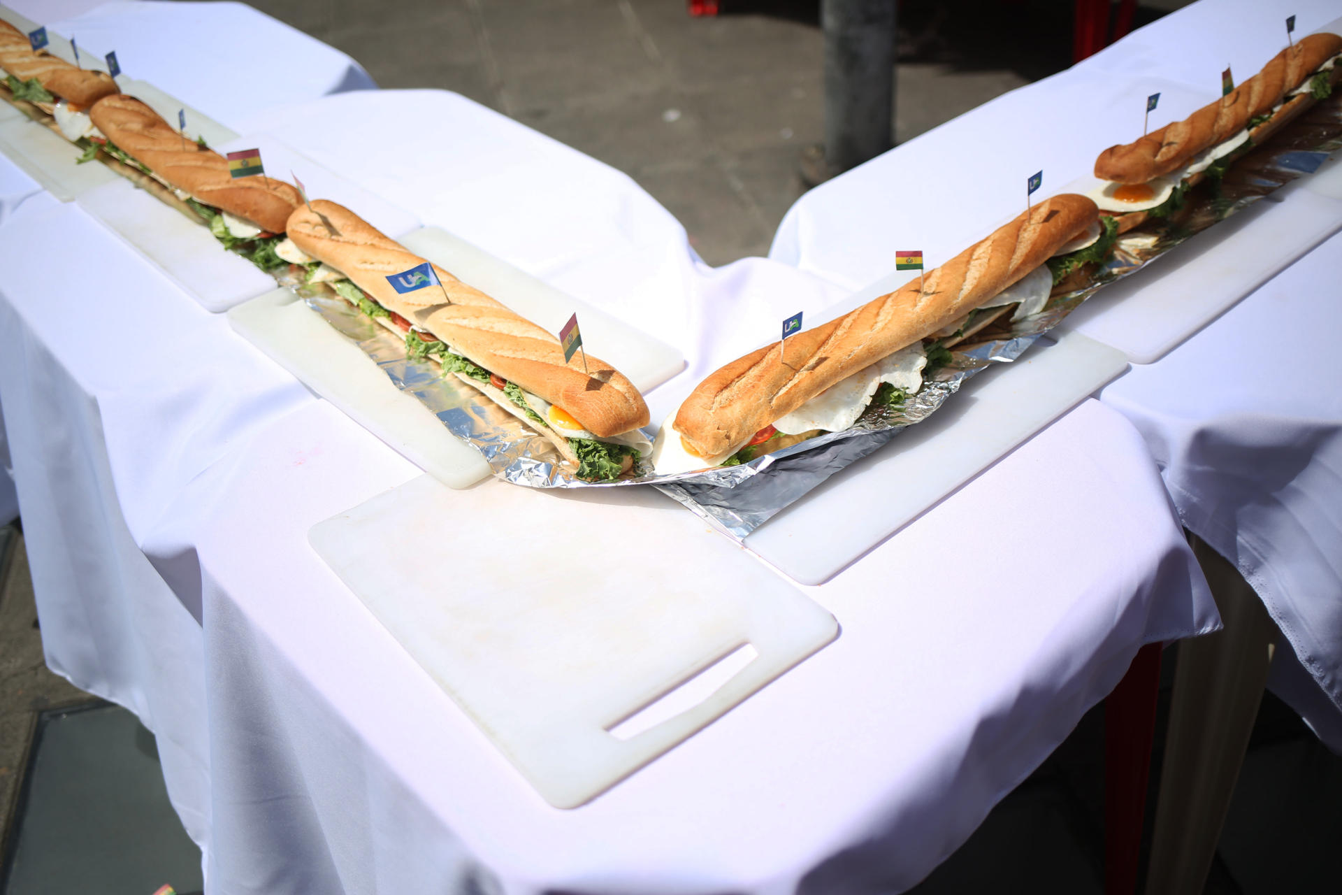 Bolivia elabora un sándwich de huevo con más de 100 metros de largo