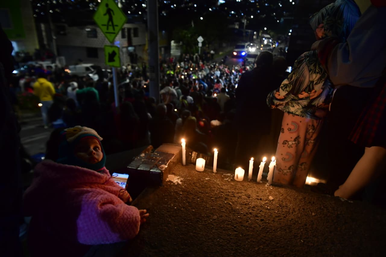 Velatón en el barrio La Sierra, San Cristóbal, por la salud de los niños que se debaten entre la vida y la muerte tras un grave accidente.