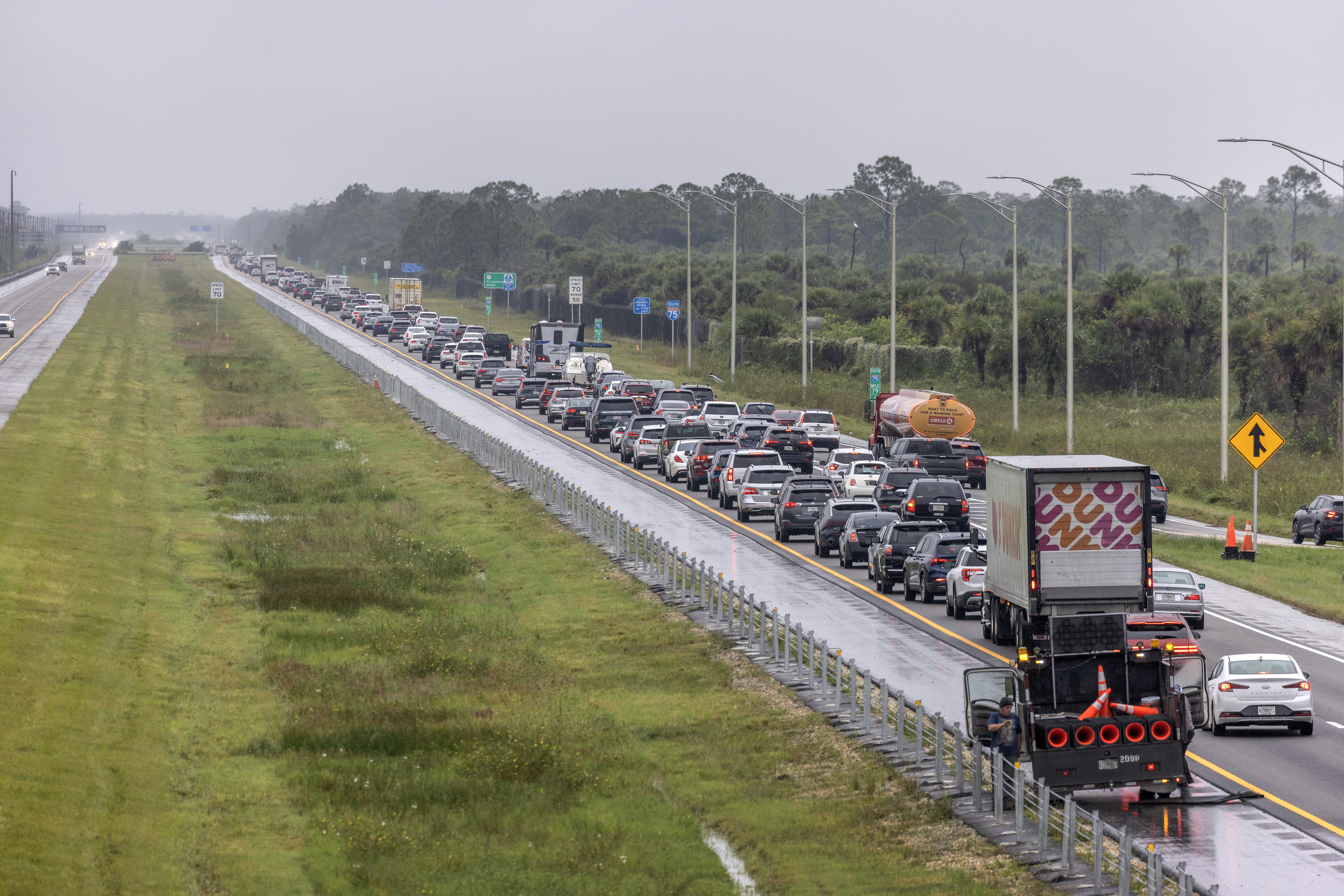 Fort Myers (United States), 08/10/2024.- Ahead of expected landfall of Hurricane Milton, a heavy stream of evacuation traffic slowly moves southward from North-West Florida on Interstate 75, in in Naples, Florida, USA, 08 October 2024. According to the National Hurricane Center's Live Hurricane Tracker, Hurricane Milton is set to make landfall on the west coast of Florida Wednesday evening. After rapidly intensifying into a Category 5 storm on Monday, Milton is anticipated to weaken as it reaches the shore but will still bring significant weather impacts across the state. (tormenta, Nápoles) EFE/EPA/CRISTOBAL HERRERA-ULASHKEVICH