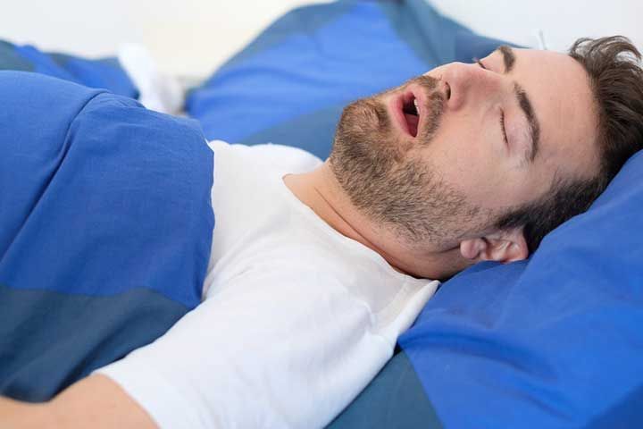 Taparse la boca con cinta para dormir: la moda de TikTok que alarma a los científicos