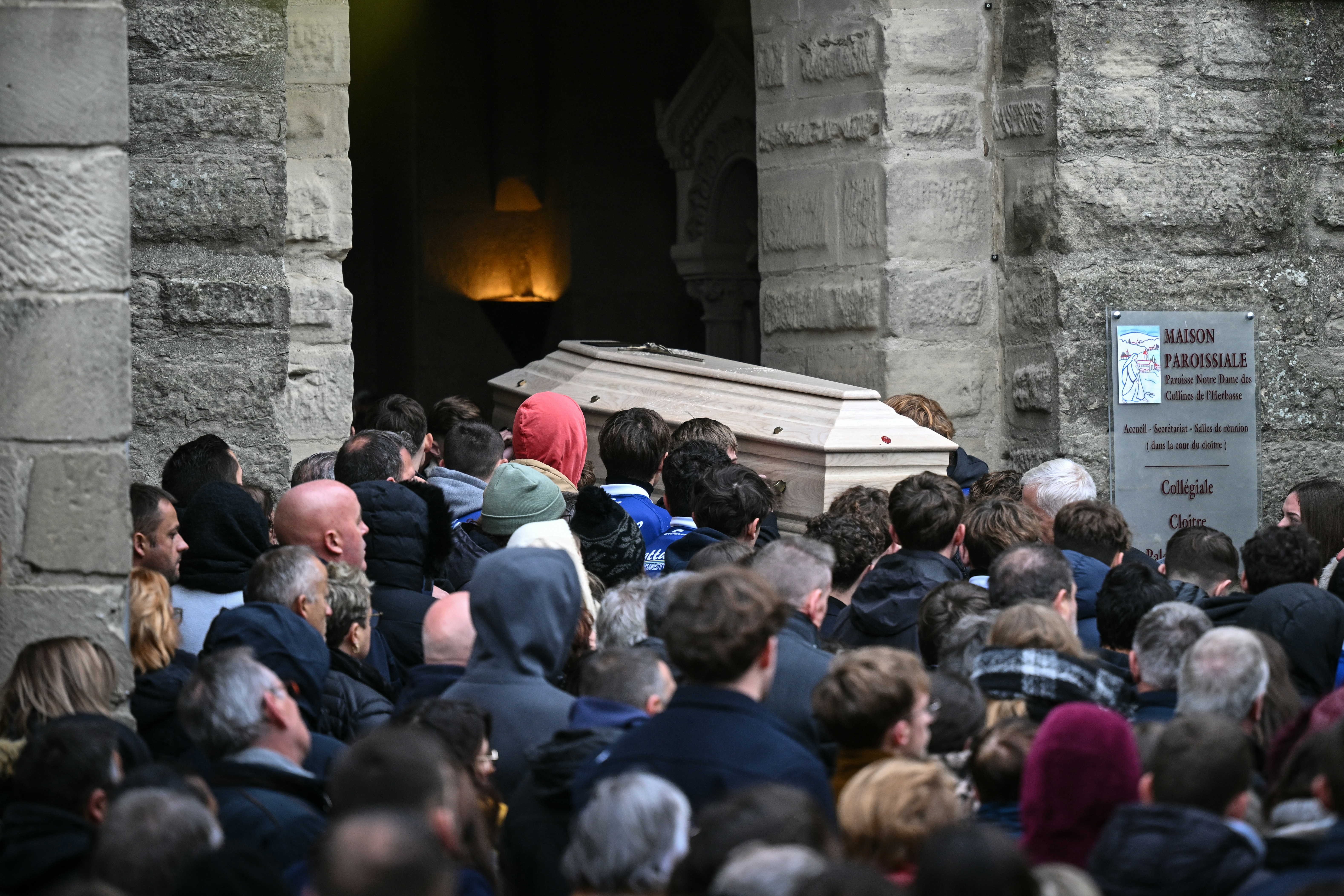 El asesinato de un joven en Crépol alimenta a la ultraderecha en Francia