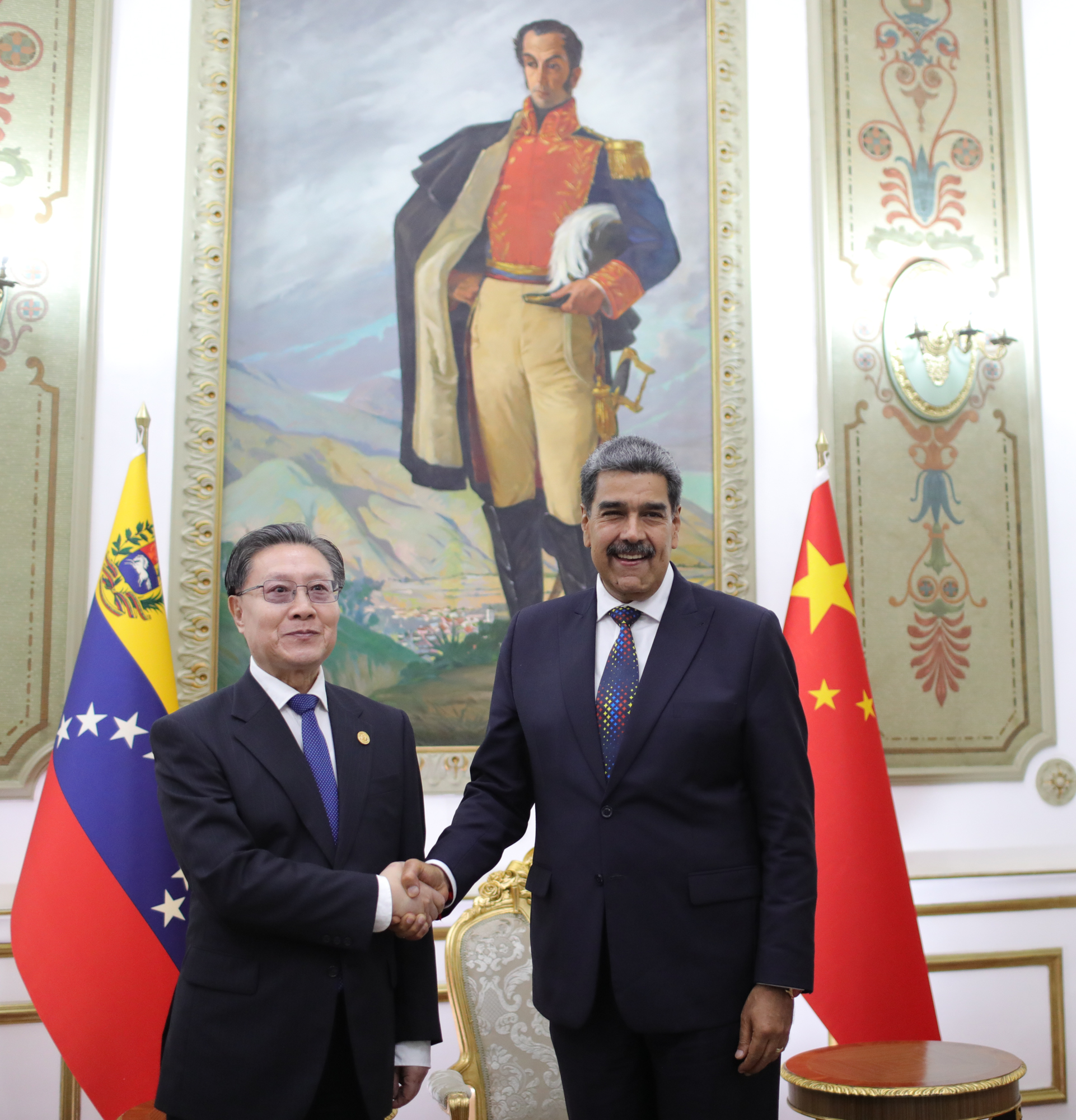 AME410. CARACAS (VENEZUELA), 10/01/2025.- Fotografía cedida por el Palacio Miraflores del líder chavista Nicolás Maduro (d) junto al vicepresidente del Comité Permanente de la Asamblea Popular Nacional de China, Wang Dongming, durante una reunión este viernes, en Caracas (Venezuela). Maduro defendió este viernes su investidura presidencial para un tercer sexenio, cuestionada por el antichavismo y gran parte de la comunidad internacional tras las denuncias opositoras de "fraude" en las elecciones de julio pasado, como una "gran victoria venezolanista" y celebró que no la pudieran "impedir". EFE/ Palacio Miraflores/ SOLO USO EDITORIAL/SOLO DISPONIBLE PARA ILUSTRAR LA NOTICIA QUE ACOMPAÑA (CRÉDITO OBLIGATORIO)