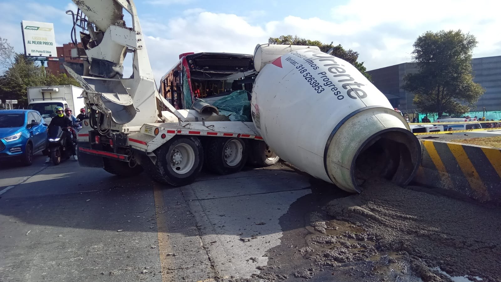 Fuerte accidente entre mezcladora y un bus de Transmilenio: 20 personas valoradas