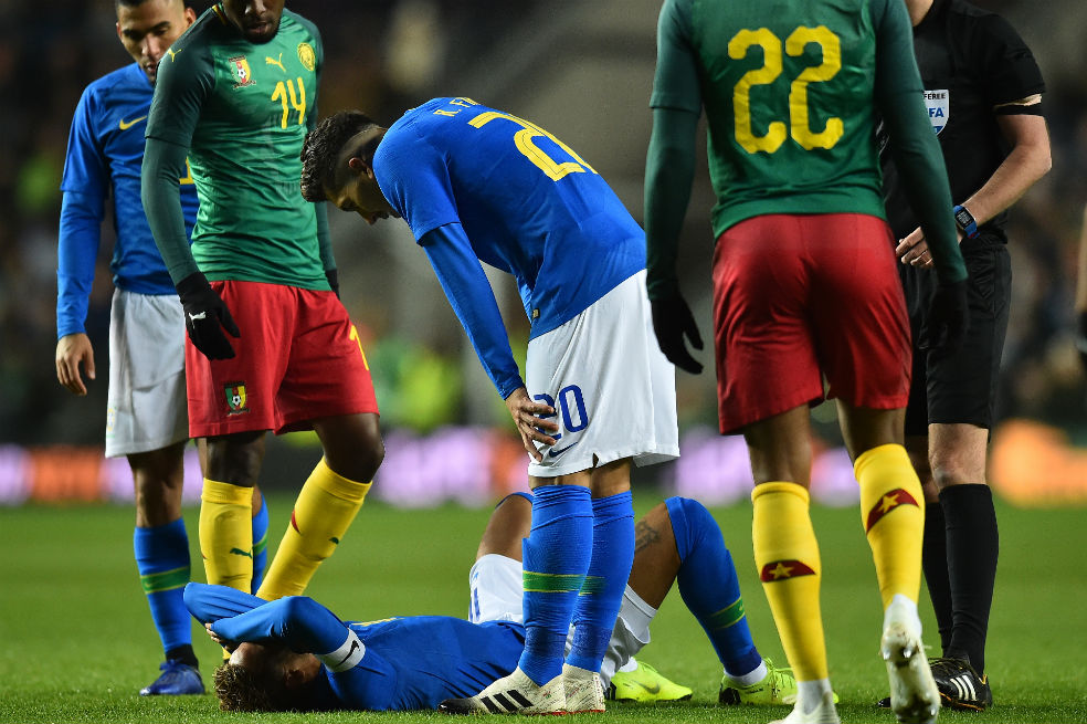 Neymar, sustituido con molestias al arranque del amistoso contra Camerún