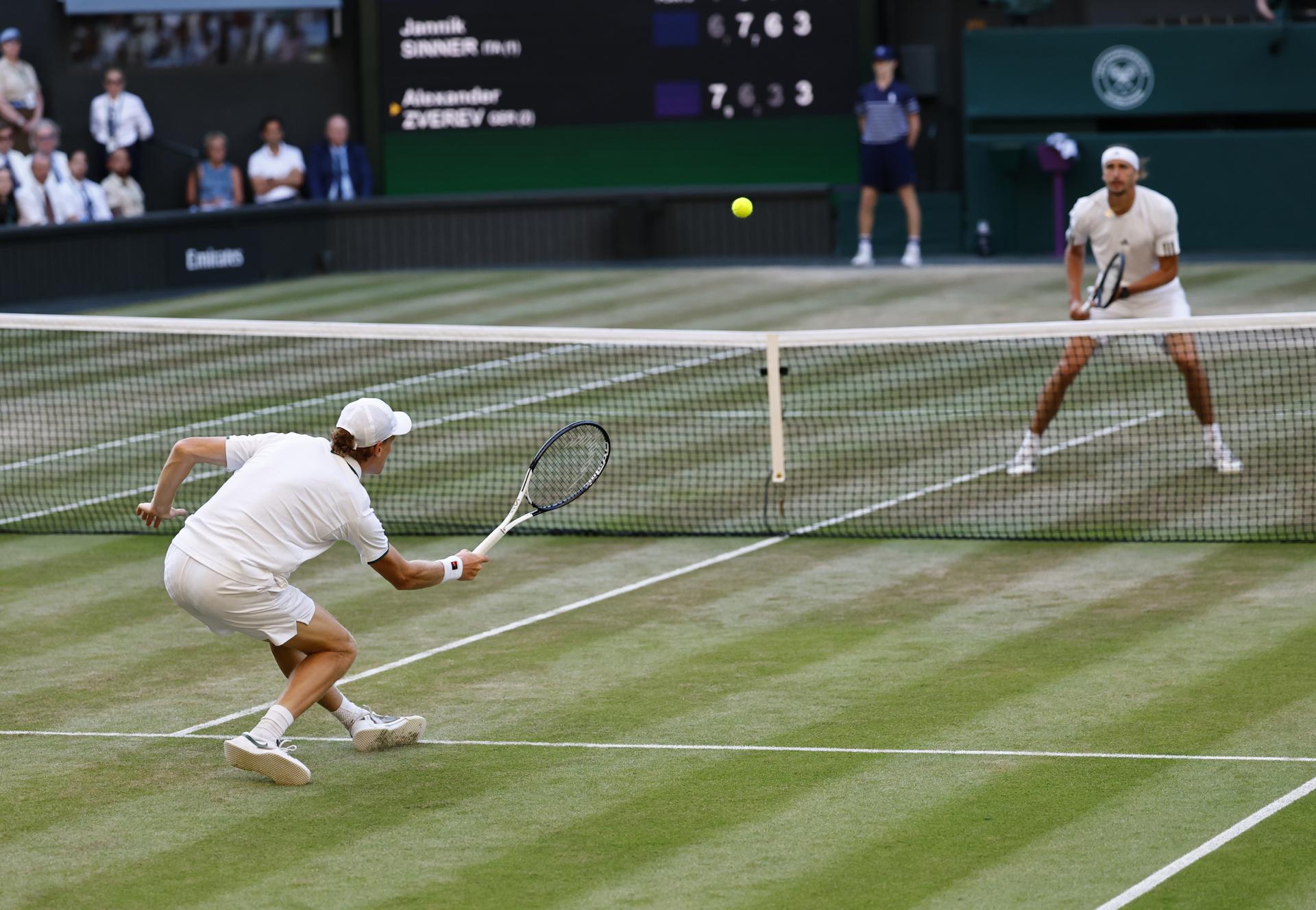 LONDON (United Kingdom), 12/07/2026.- Jannik Sinner (L) of Italy in action during the Men's Singles final against Alexander Zverev of Germany at the Wimbledon Championships in London, Britain, 12 July 2026. (Tenis, Alemania, Italia, Reino Unido, Londres) EFE/EPA/TOLGA AKMEN
