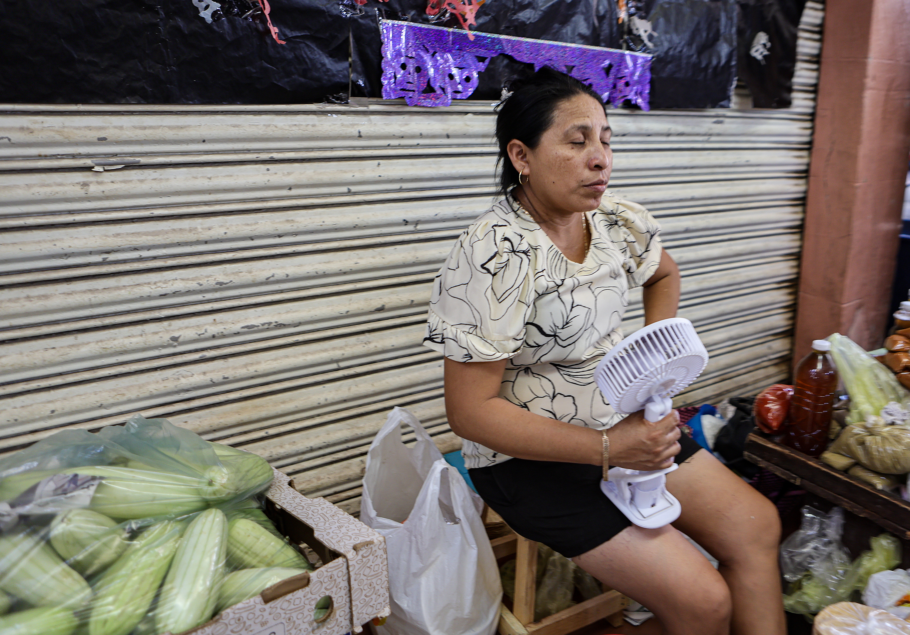 MEX7220. MÉRIDA (MÉXICO), 09/05/2024.- Una mujer se refresca con un ventilador este jueves en Mérida (México). Las altas temperaturas, en torno a los 45 grados Celsius, se registran en los estados Yucatán, Campeche y algunas zonas de Quintana Roo, que integran la Península de Yucatán, en el sureste de México, han provocado que la región prácticamente “arda”. EFE/ Lorenzo Hernández