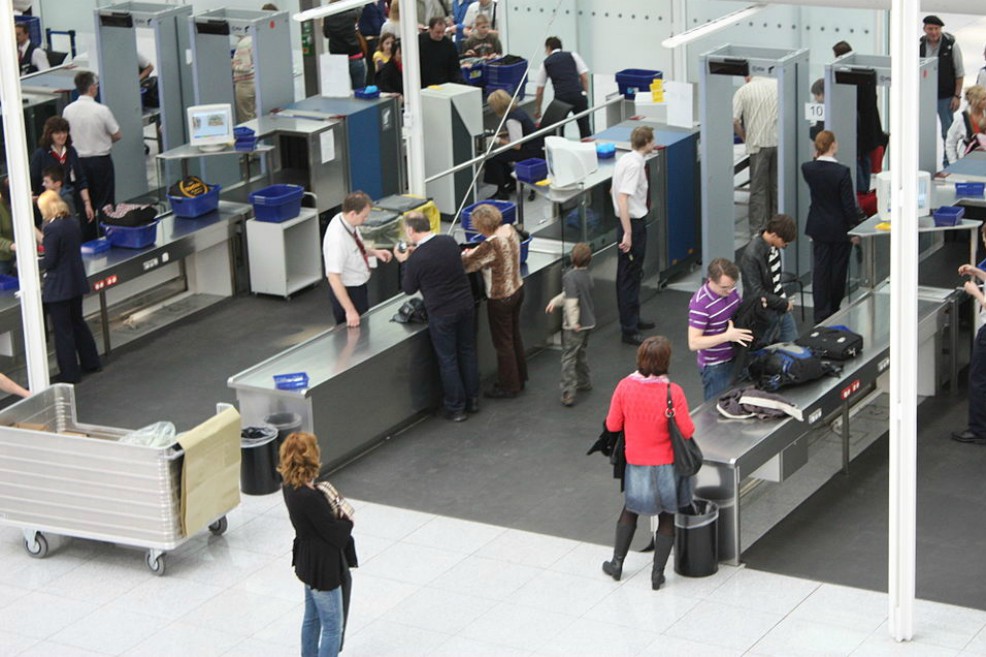 Bandejas de plástico de los aeropuertos, una verdadera fuente de virus