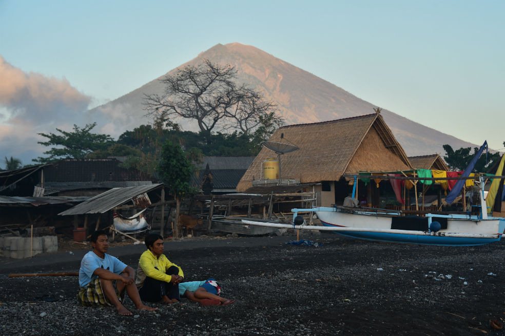 Indonesia se prepara para desviar aviones en caso de erupción de volcán en Bali