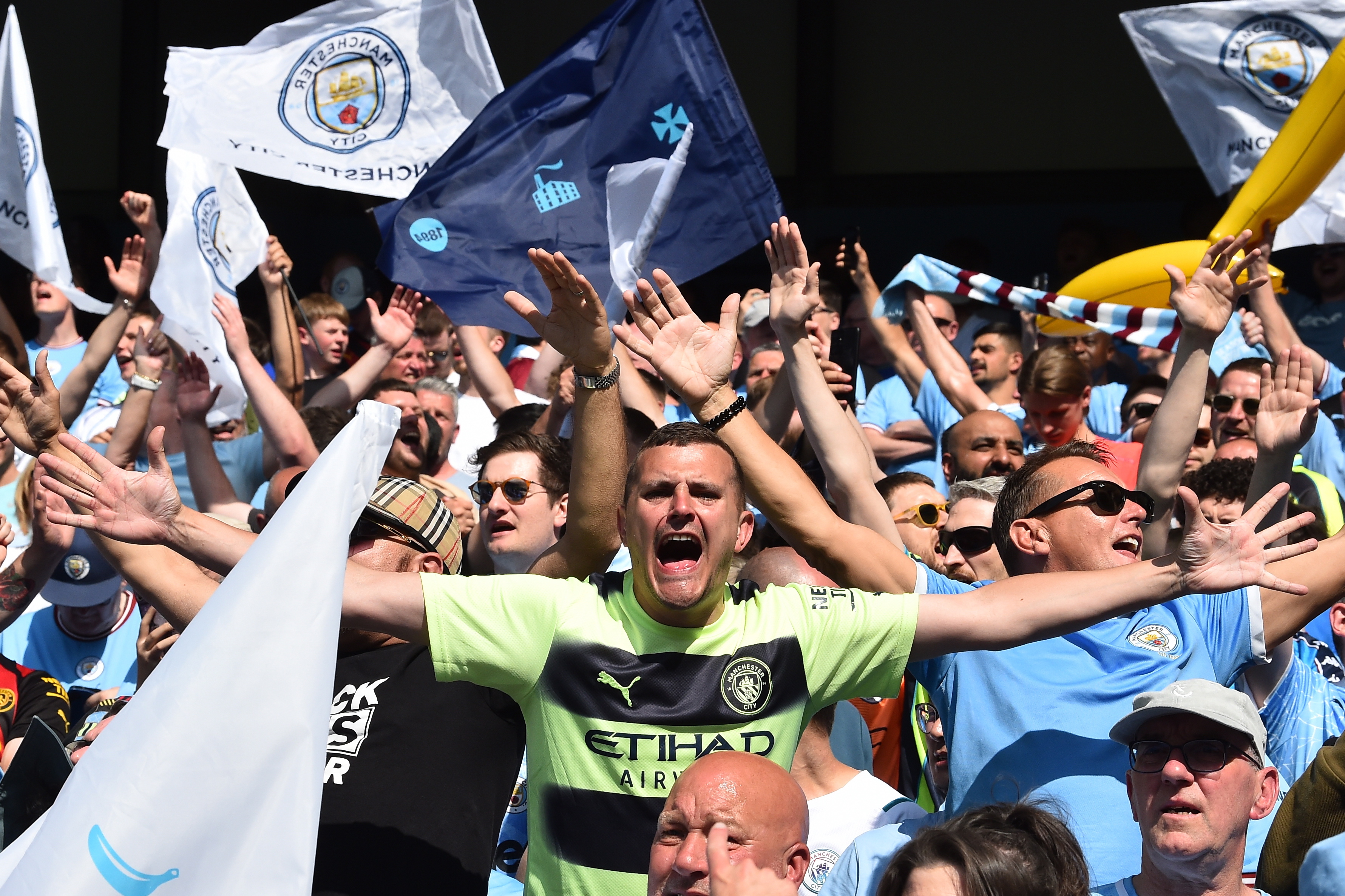 ¡Locura en Mánchester! Hinchas del City invaden la cancha en celebración por la Premier