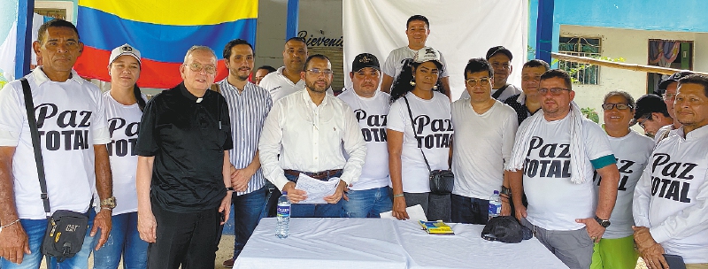 Imagen del encuentro del comisionado Danilo Rueda con comunidades de la Sierra Nevada de Santa Marta. Detrás de Rueda, Mario Marenco (de negro). 