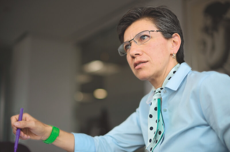 “No vamos a permitir que estigmaticen a Gareth por cómo se viste”: Claudia López