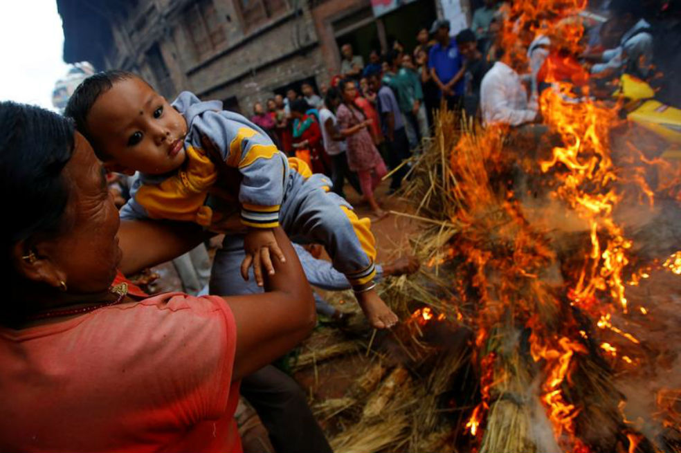 Tradicional festival de Gathemangal: acercan niños a las llamas para expulsar al diablo