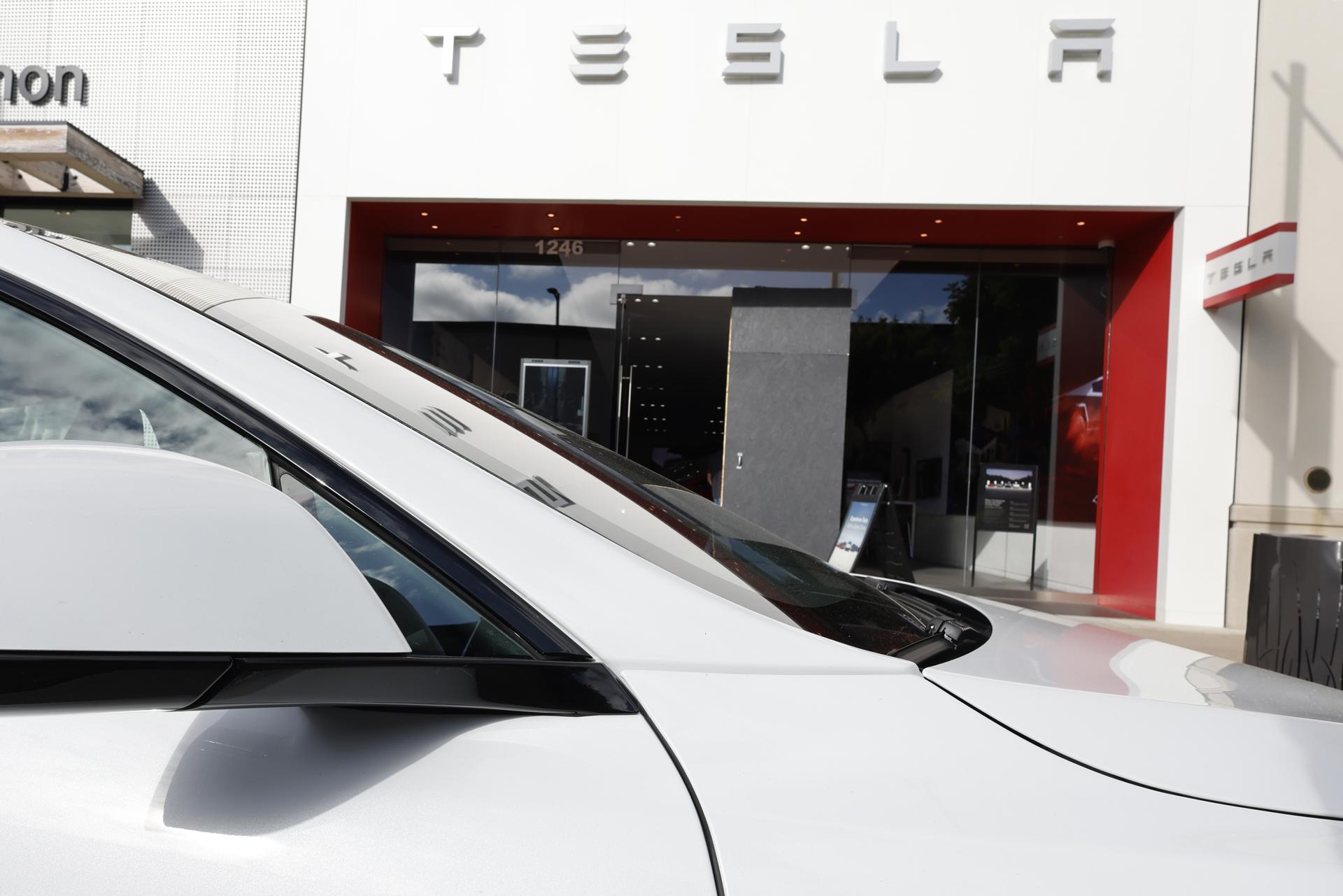 WALNUT CREEK (United States), 21/07/2025.- A Tesla electric vehicle (EV) in front of the Tesla showroom in Walnut Creek, California, USA, 21 July 2025. Tesla’s earnings report is scheduled to come out on 23 July 2025. EFE/EPA/JOHN G. MABANGLO
