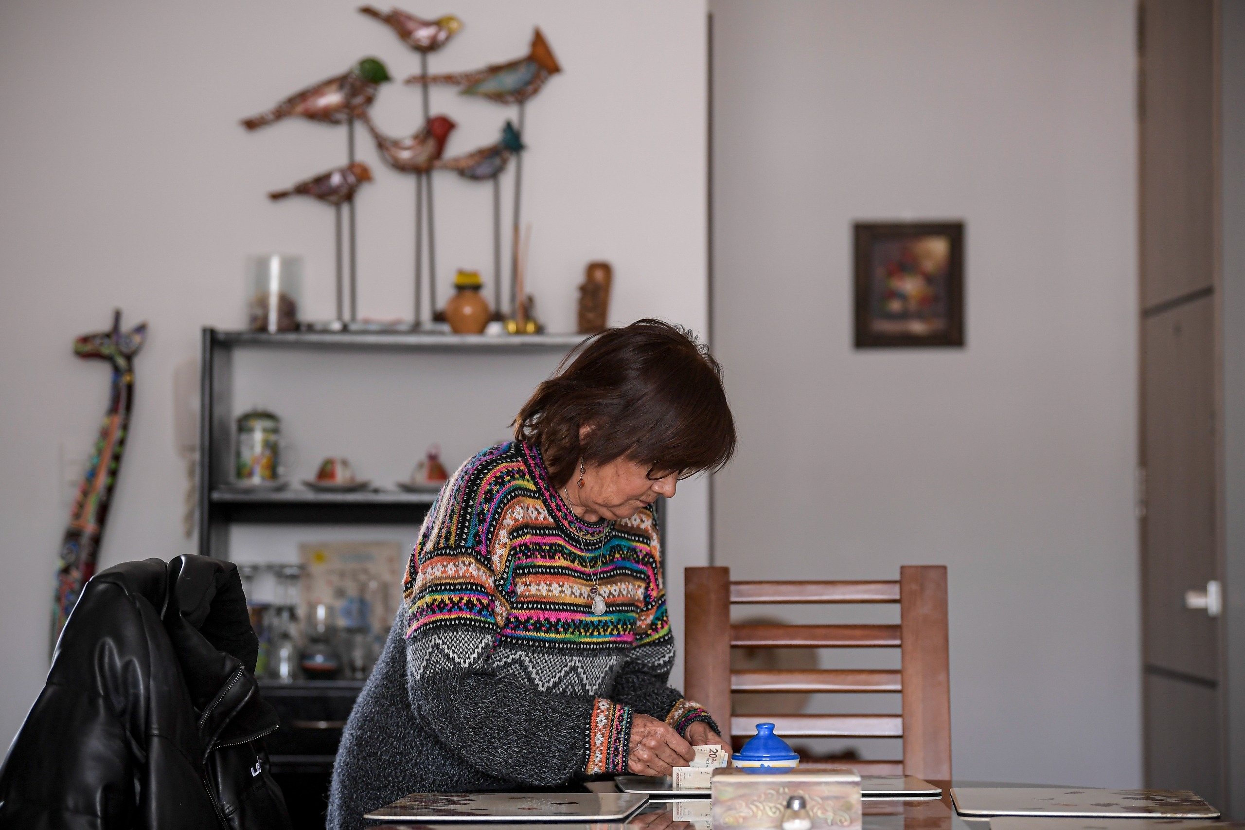 La profesora Ana Mercedes Pérez, contando algo de dinero.