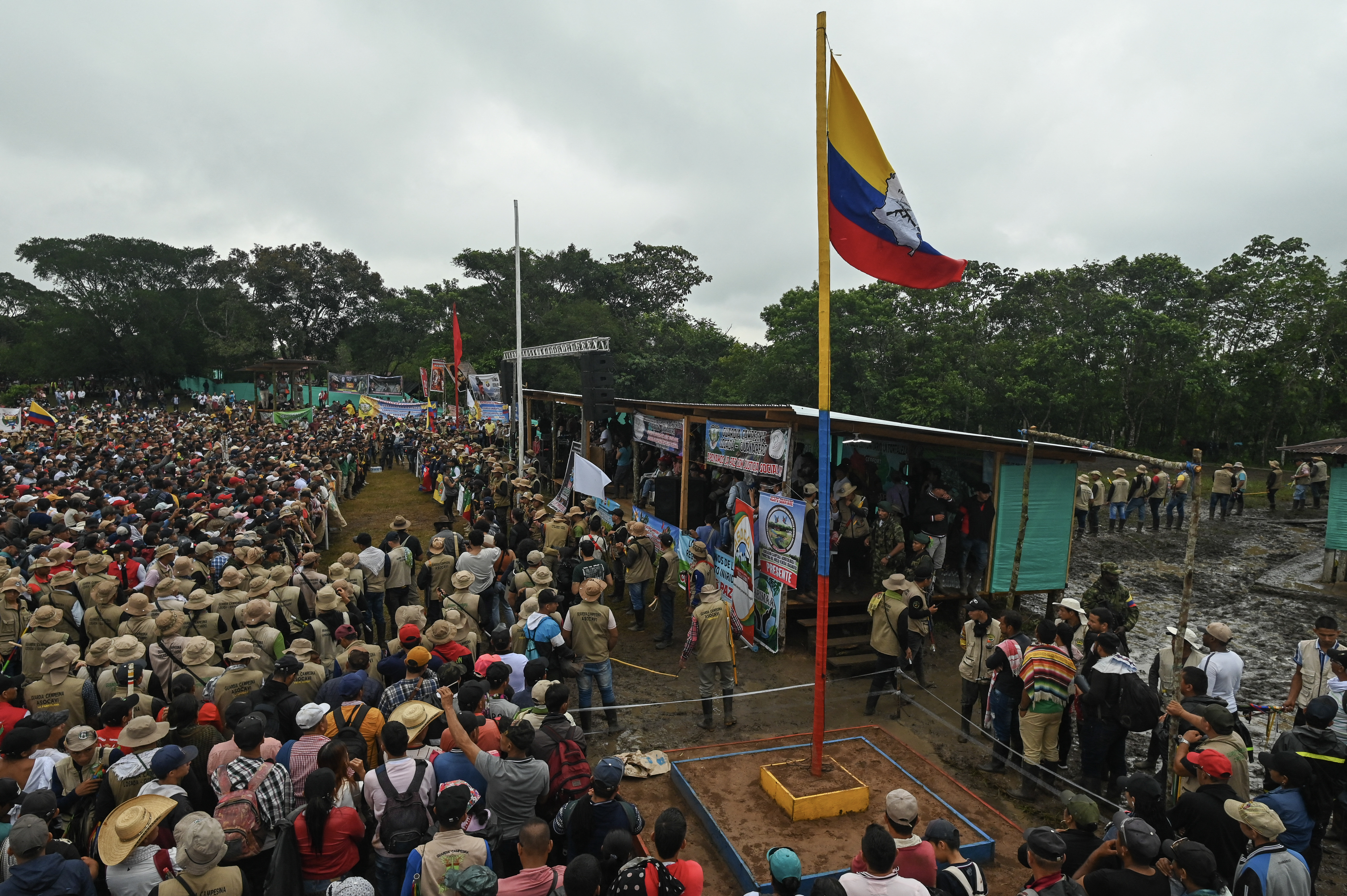El domingo 16 de abril 6.000 personas y organizaciones campesinas y étnicas de 16 departamentos llegaron a zona rural del Caquetá para escuchar las propuestas de paz del Estado Mayor Central de las disidencias de las FARC.