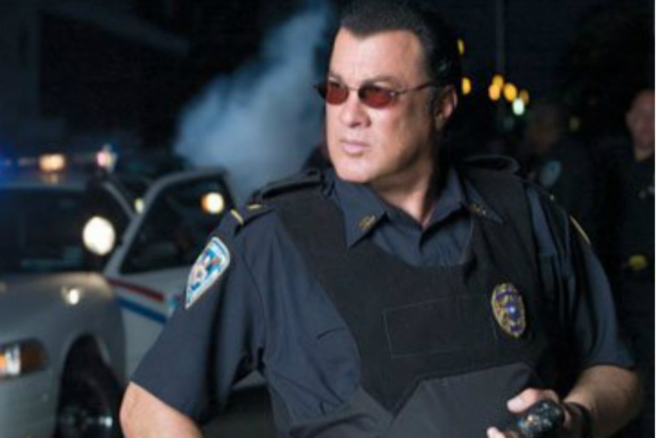 Actor estadounidense Steven Seagal adopta perro callejero en Rumanía