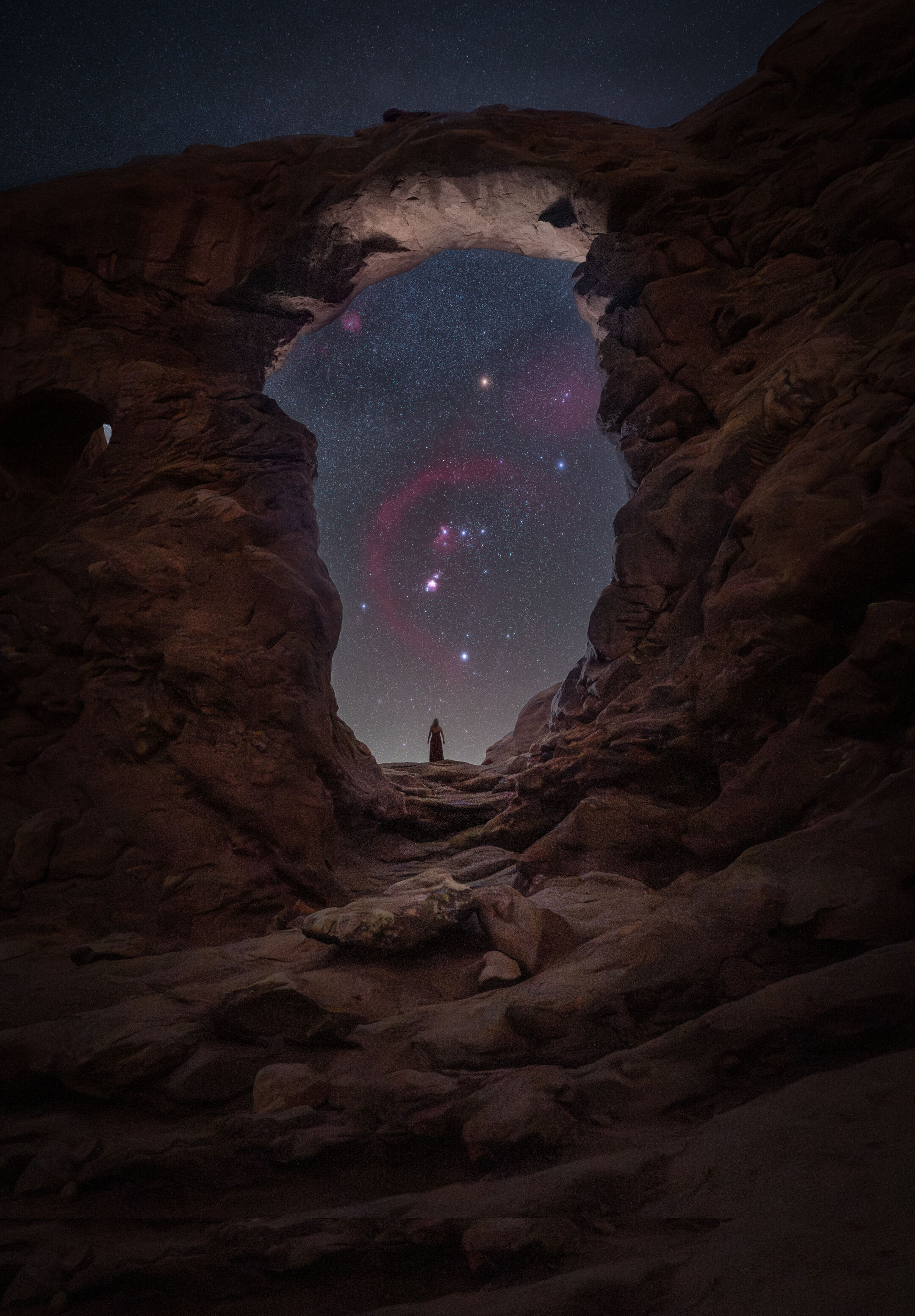 Captada bajo los cielos inmaculados del Parque Nacional de Arches, un Parque Internacional de Cielos Oscuros, esta autorretrato enmarca a Orión en la ventana natural del Turret Arch. De pie, solo, bajo el arco, quería transmitir la magnitud tanto del paisaje como del cosmos. Utilizando una cámara modificada para astronomía y datos H-alfa combinados, revelé las delicadas nubes de hidrógeno que rodean a Orión, incluyendo el Bucle de Barnard y sus nebulosas resplandecientes. La imagen rinde homenaje a la importancia de preservar los cielos oscuros, donde aún se puede contemplar el universo con un detalle extraordinario sobre uno de los paisajes desérticos más espectaculares de la Tierra.