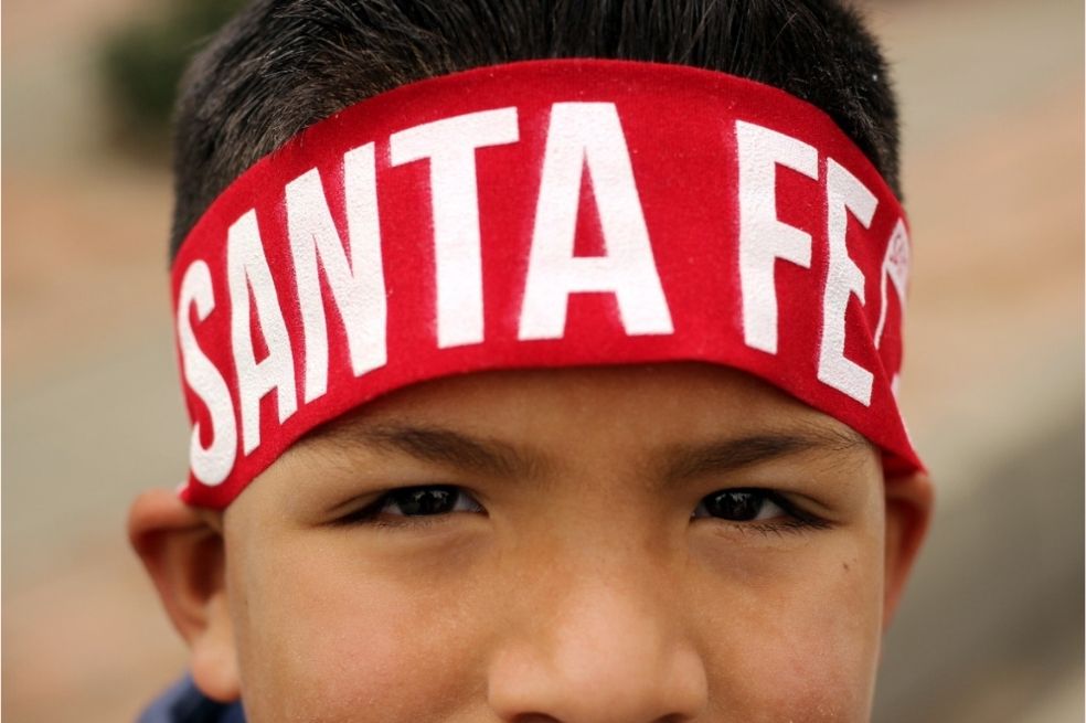 Niño seguidor de Independiente Santa Fe en medio del partido entre el equipo cardenal y Patriotas en el estadio Luis Carlos Galán.