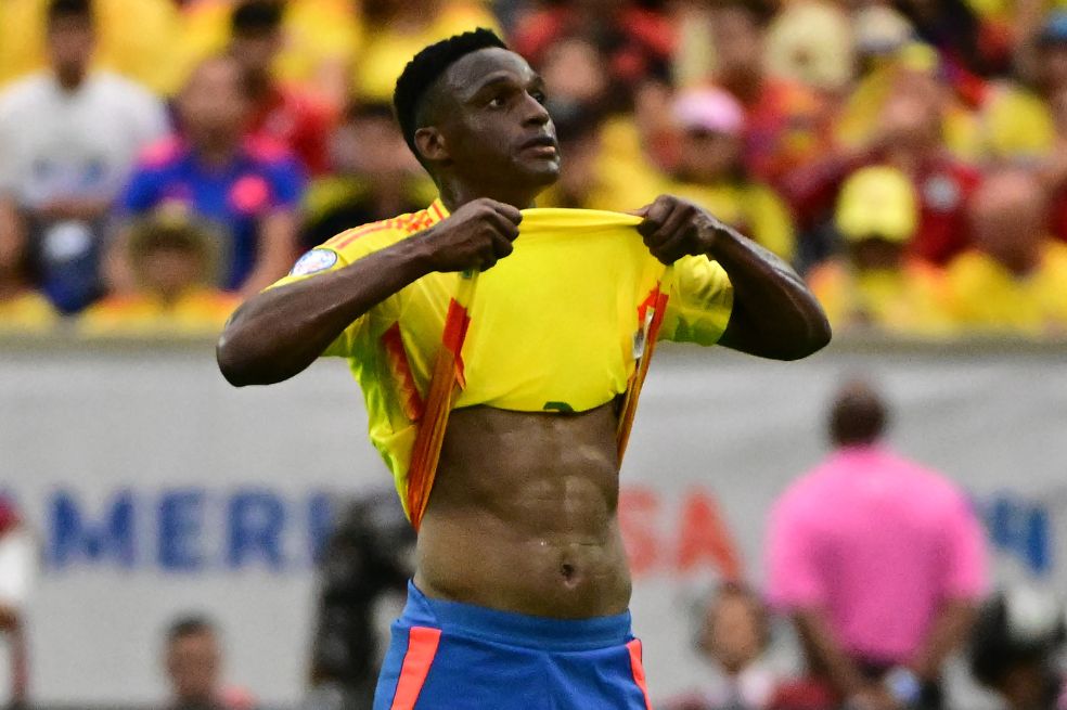 El defensor vallecaucano Jhon Lucumí salió lesionado en el debut de Colombia ante Paraguay.