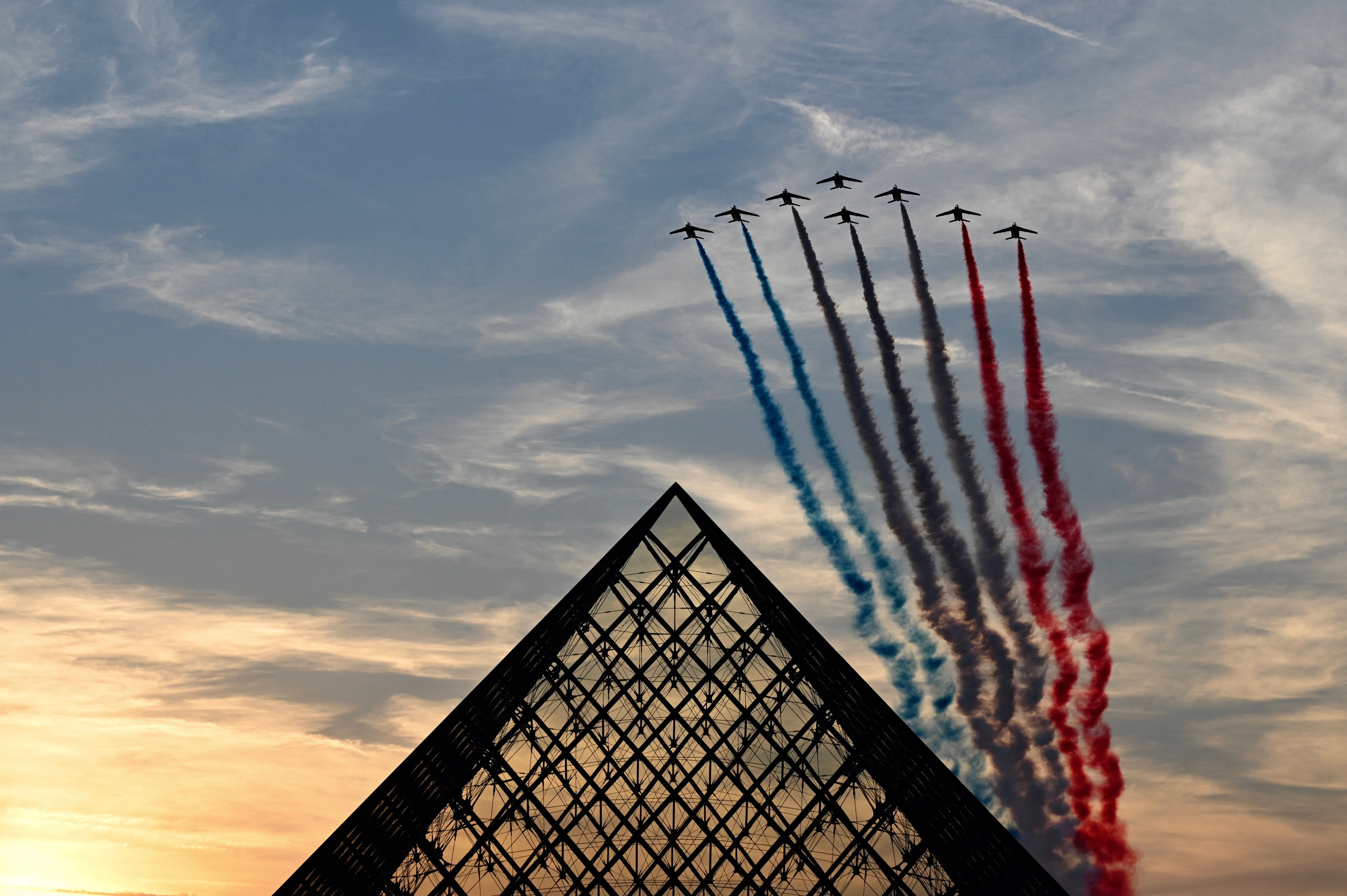 La Fuerza Aérea Francesa voló sobre el museo del Louvre representada por ocho jets, que desplegaron los colores de la bandera del país anfitrión.