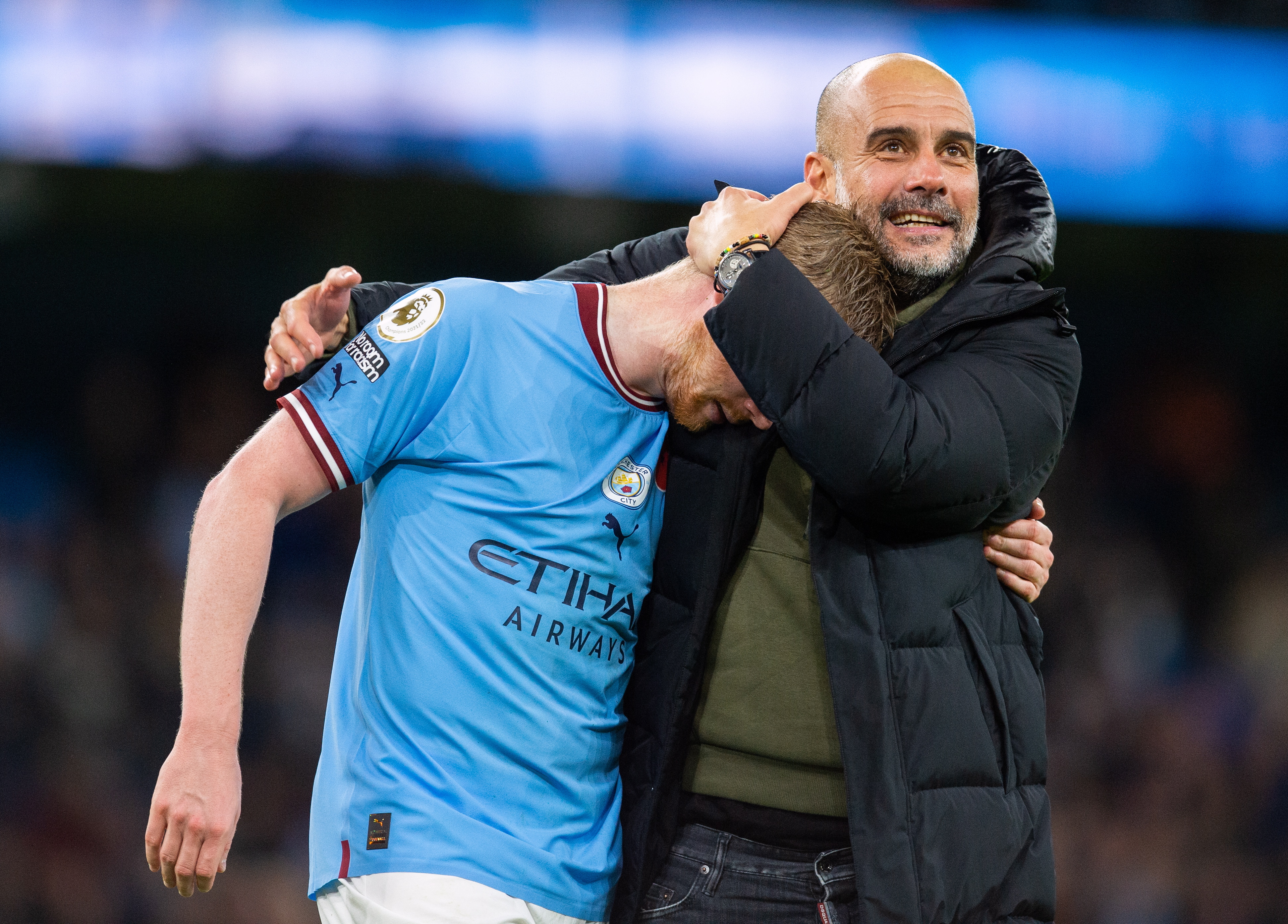 Manchester (United Kingdom), 05/11/2022.- Manchester City manager Pep Guardiola celebrates with Manchester City's Kevin De Bruyne after the English Premier League soccer match between Manchester City and Fulham at the Etihad in Manchester, Britain, 05 November 2022. (Reino Unido) EFE/EPA/PETER POWELL EDITORIAL USE ONLY. No use with unauthorized audio, video, data, fixture lists, club/league logos or 'live' services. Online in-match use limited to 120 images, no video emulation. No use in betting, games or single club/league/player publications