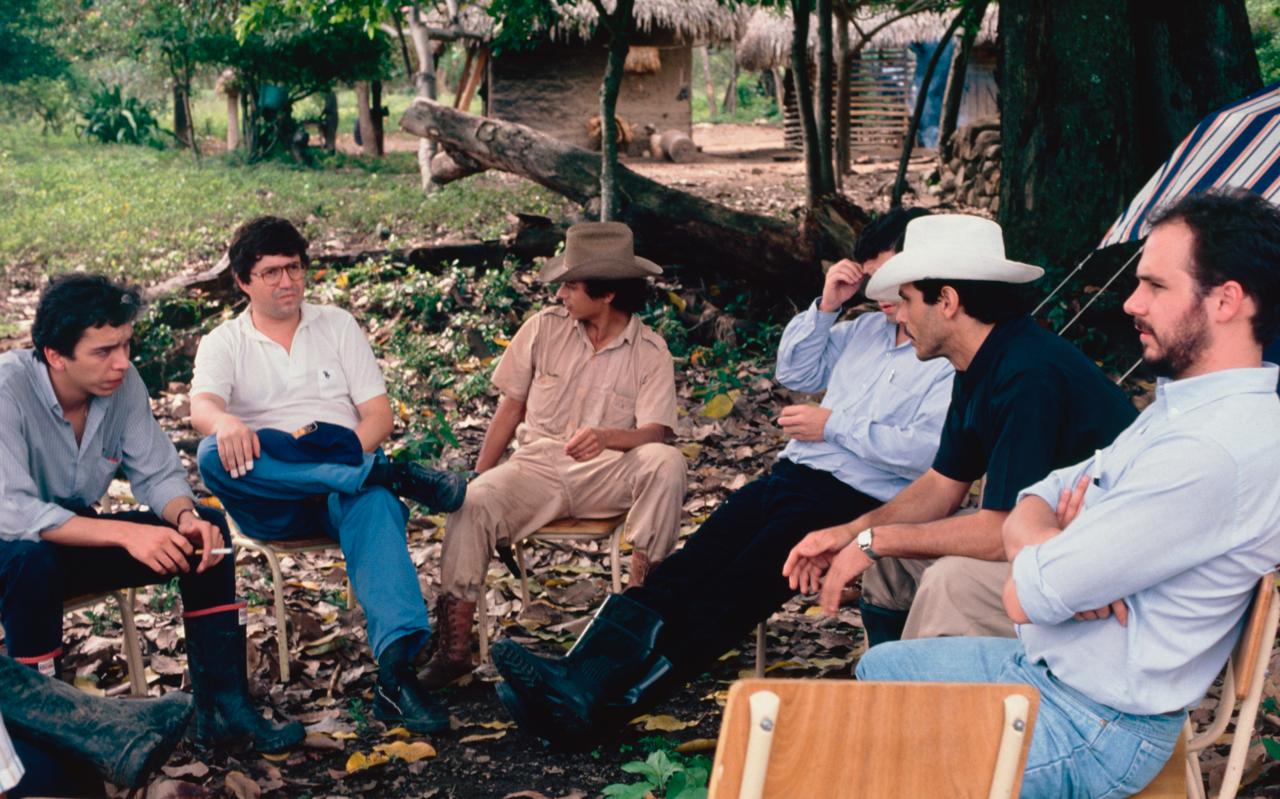 El proceso de paz con el M-19 empezó un viernes 6 de enero de 1989 en el sur del Tolima y duró 14 meses. En la foto se ve usando un sombrero café a Gustavo Petro, hoy presidente de la República.