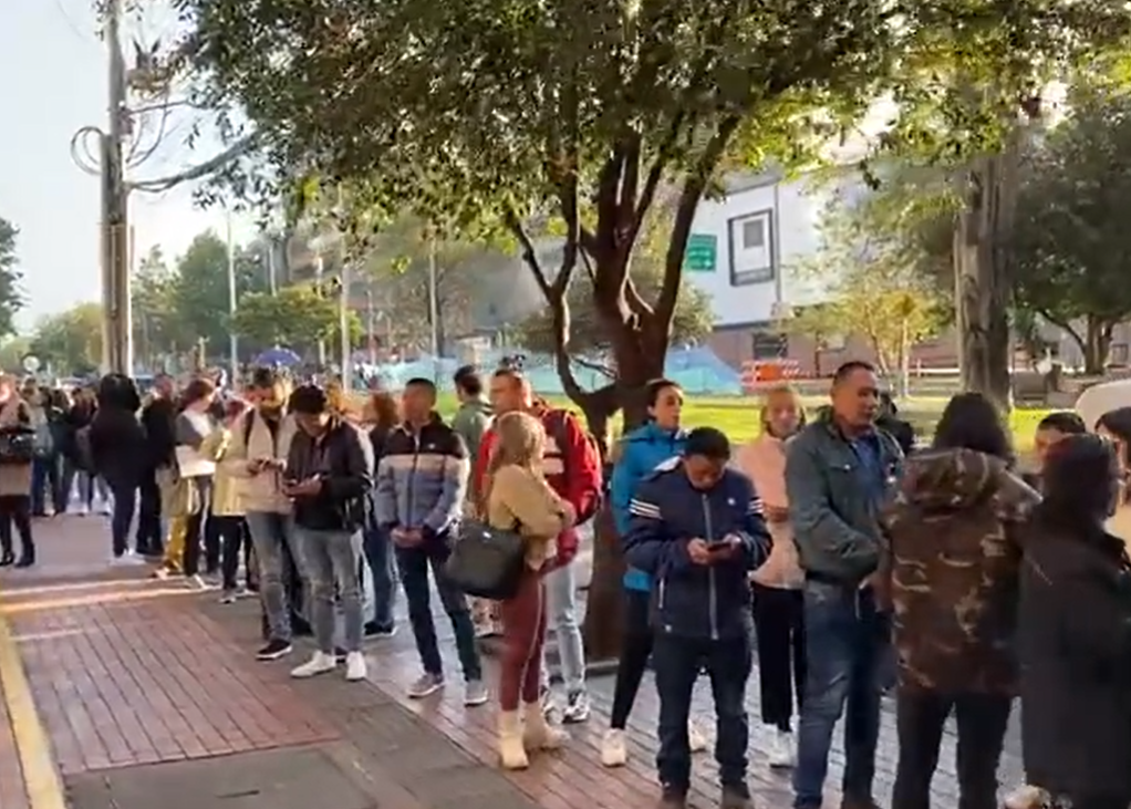 Largas filas y congestión para sacar el pasaporte en Bogotá