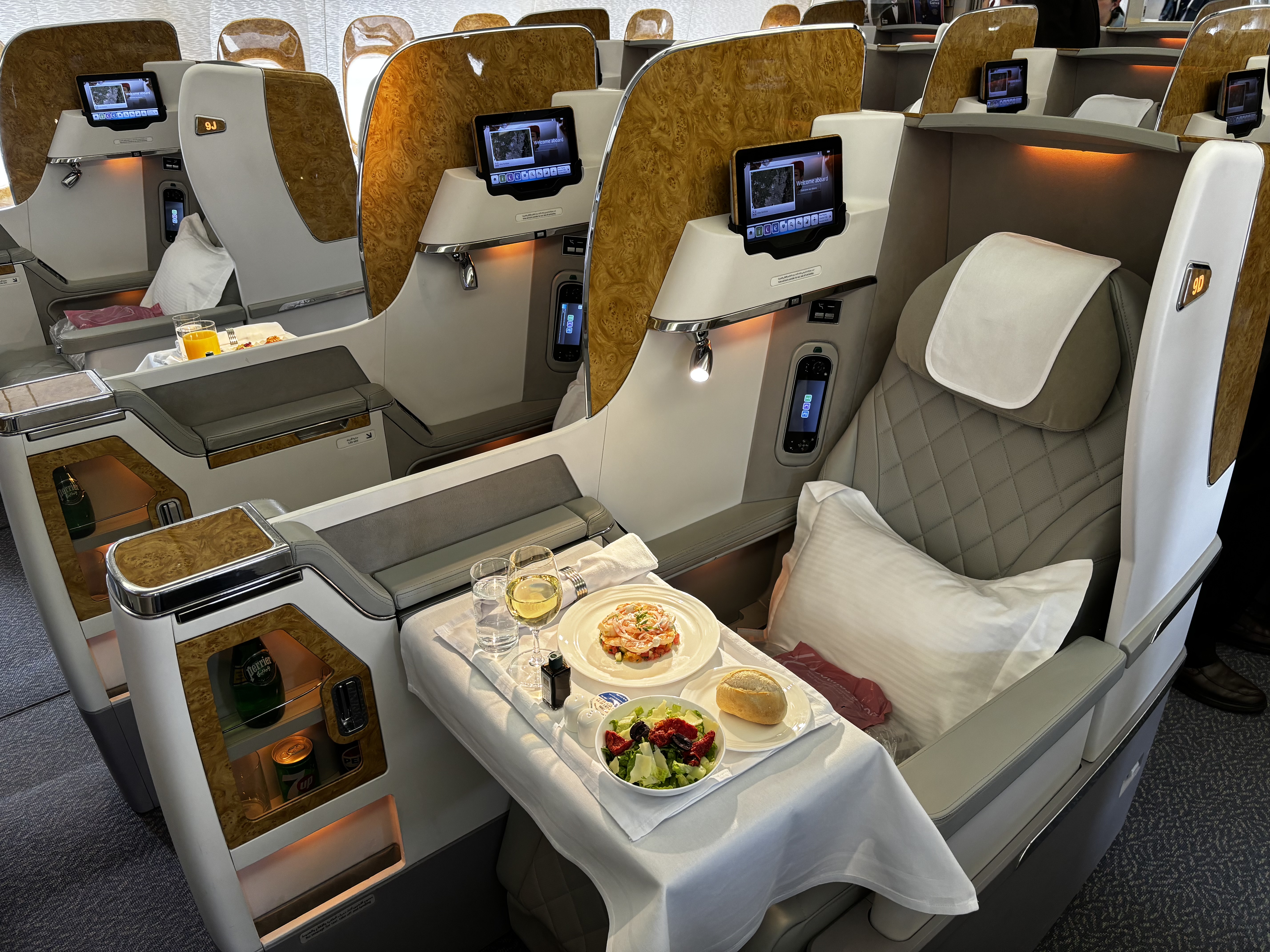 El vuelo diario EK213 de Emirates sale de Dubái a las 2:15 a.m. y llega a Miami a las 10:05 a.m. El vuelo luego sale de Miami a las 12:05 p.m., llegando a Bogotá a las 2:55 p.m. El vuelo de regreso EK214 sale de Bogotá a las 5:19 p.m. y llega a Miami a las 10:15 p.m.; luego sale de Miami a las 12:45 a.m. del día siguiente, llegando a Dubái a las 11 p.m. Todos los horarios son locales.