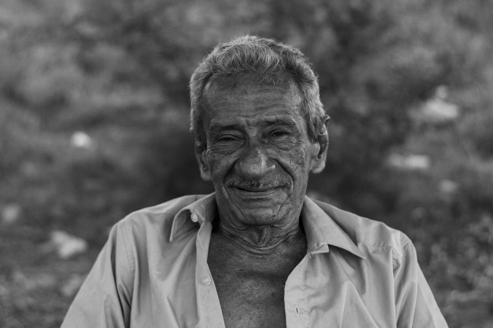 A Alberto Ropaín, un pescador auténtico y jocoso, sus paisanos lo recuerdan porque hace unos años dio la solución cuando le preguntaron cómo había hecho para dormir tan tranquilo una noche insoportablemente calurosa: “Yo me di tres mecías en la hamaca pa’ que me cogiera el sueño”.