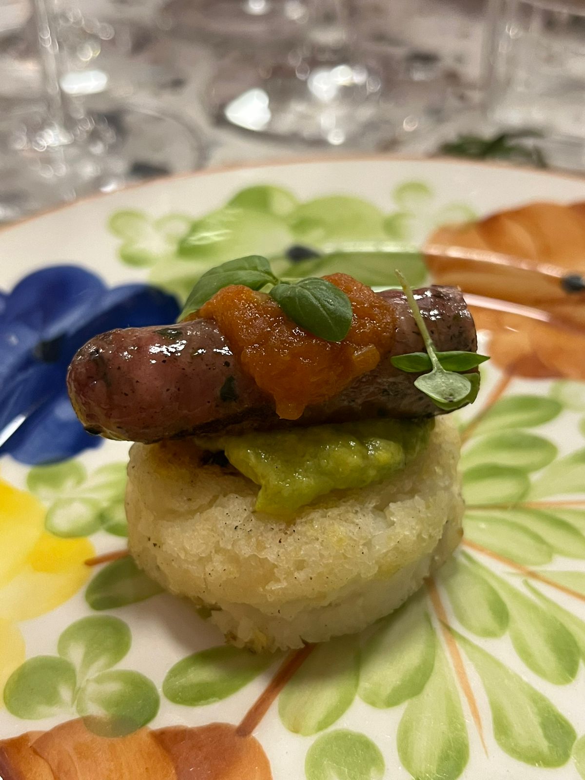 Arepita con longaniza y aguacate ahumado