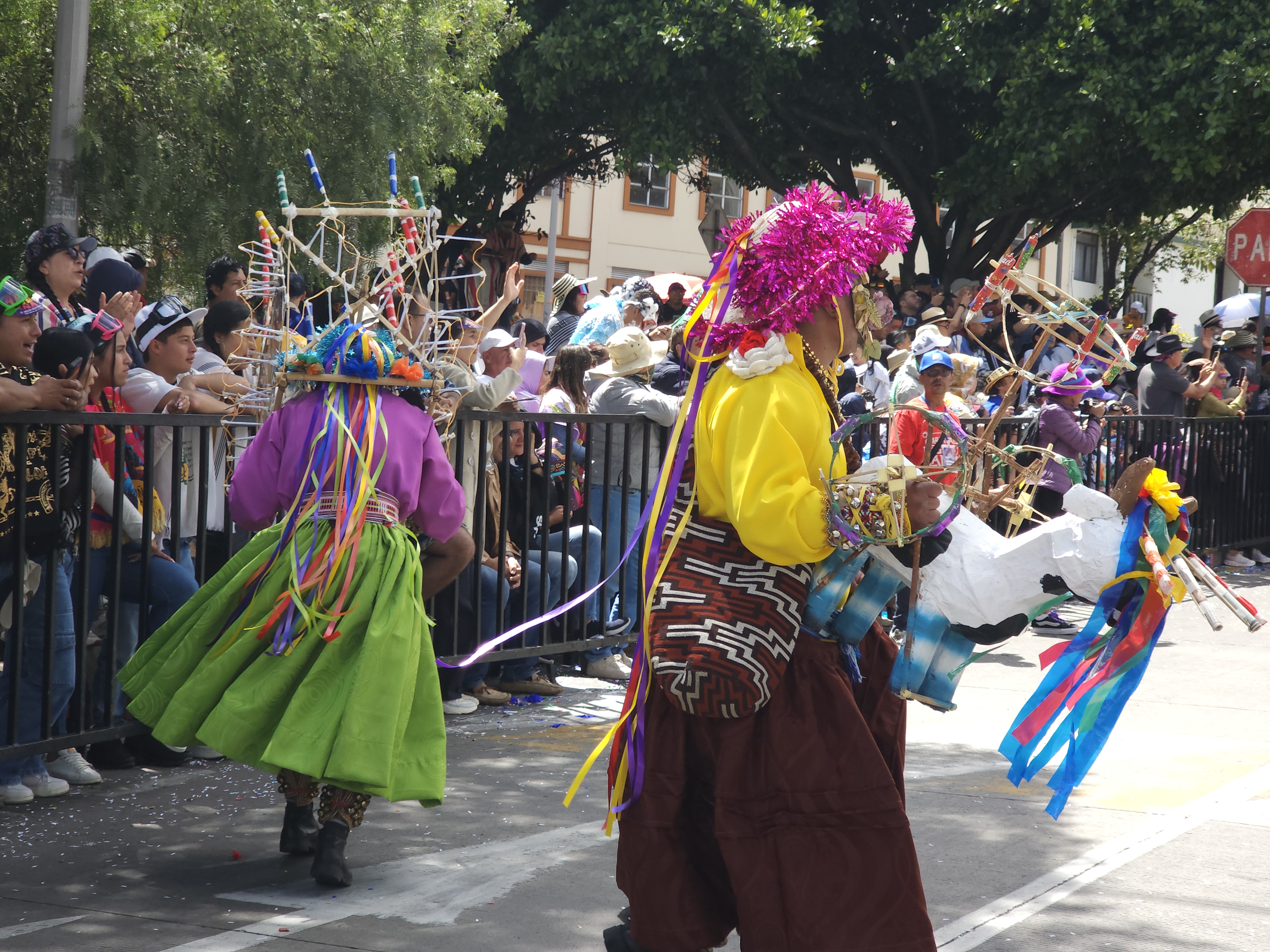 Entre música, color y el tradicional juego con espuma, el público acompañó el paso de Pericles Carnaval, la Reina y los personajes populares de la ciudad.