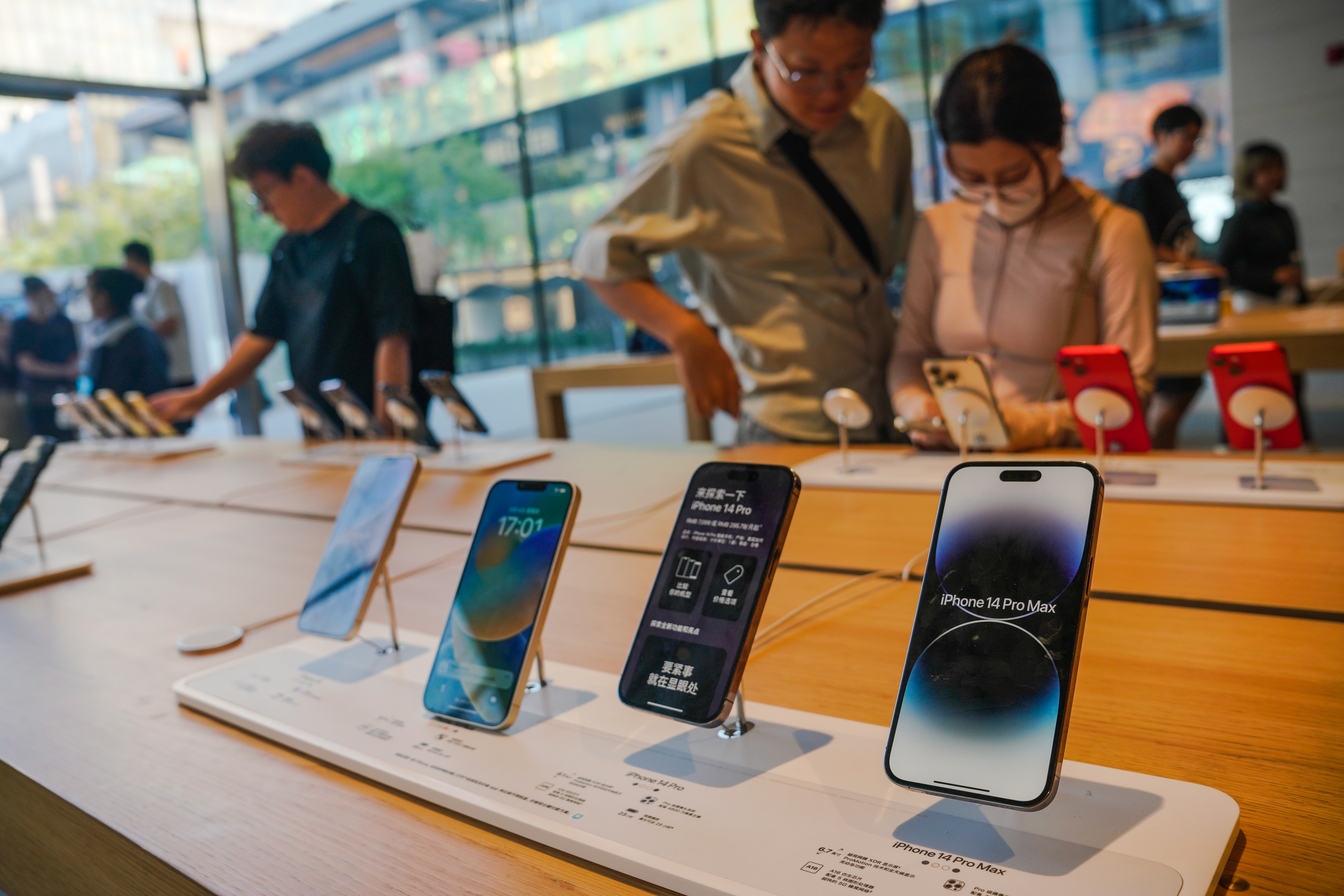 Beijing (China), 14/09/2023.- People look at iPhone 14 models at an Apple store in Beijing, China, 14 September 2023. Apple announced the new iPhone 15 lineup officially at the Apple event on 13 September, which will go up for preorder on 15 September, with availability beginning on 22 September 2023. EFE/EPA/WU HAO
