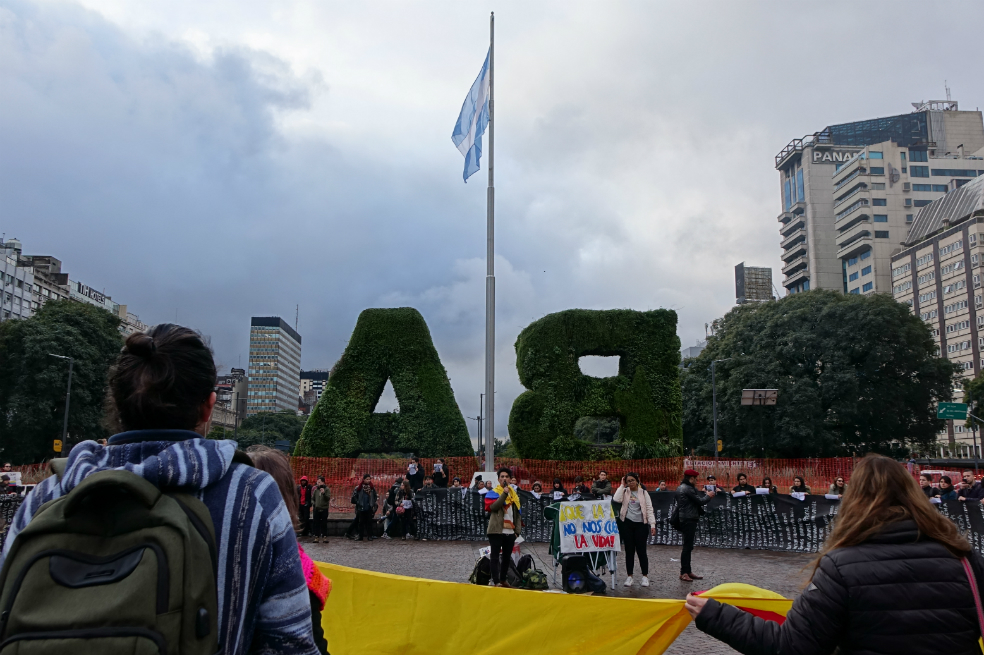 A las 4:00 pm, la esperanza de la patria, los jóvenes, así como Daniel y Elizethere, abrazaban los nombres de sus muertos bajo un cielo y una bandera que no son los suyos pero que les ha garantizado derechos como la educación, trabajo y sobre todo la vida, la cual ya hubieran perdido en Colombia por pensar o ser diferentes.