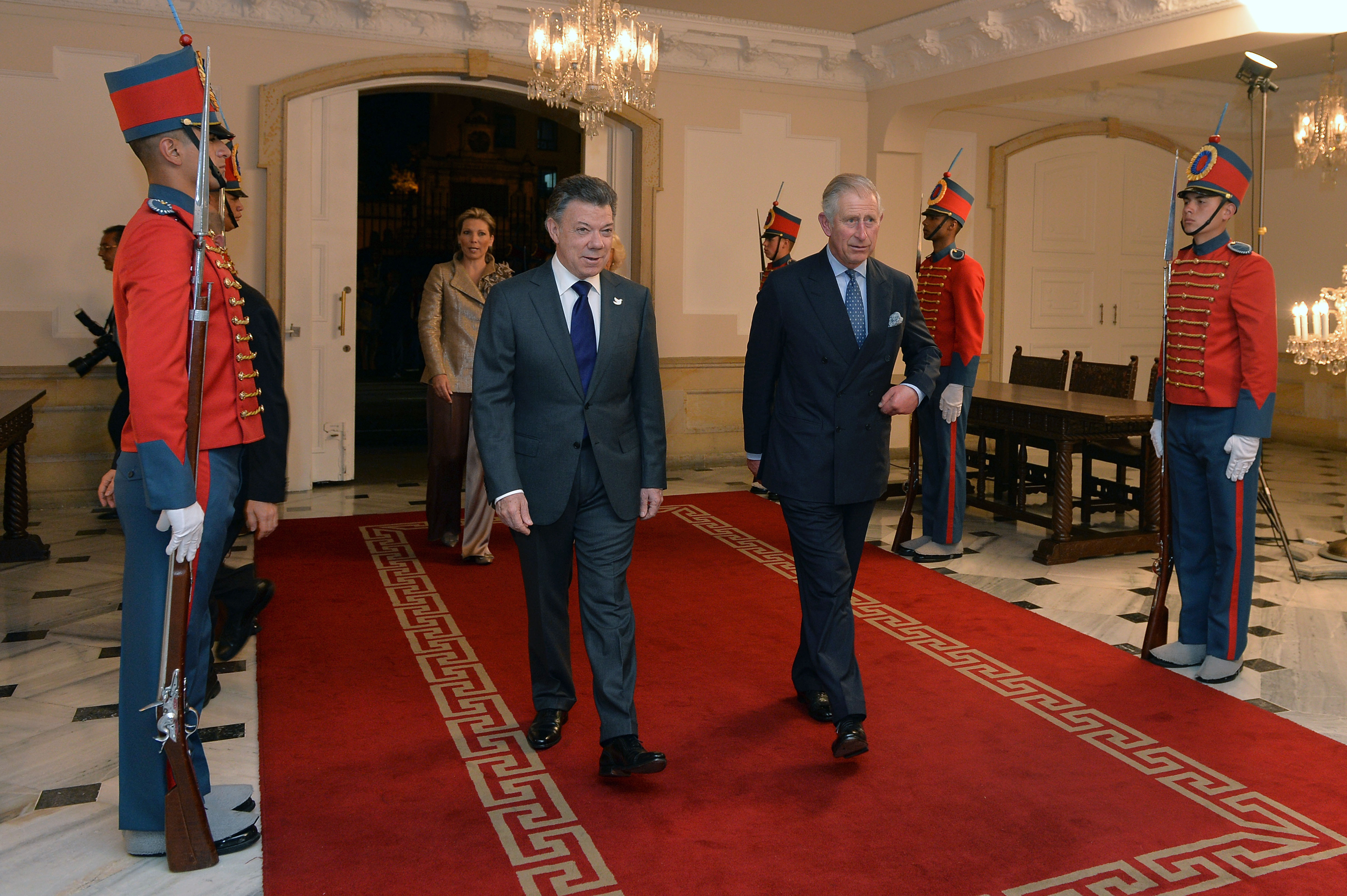Cuando aún era príncipe de Gales, Carlos vino a Colombia en compañía de su esposa, Camila, entonces duquesa de Cornualles, para reforzar las relaciones con Reino Unido. Fu recibido por el presidente Juan Manuel Santos y visitó proyectos de agricultura sostenible en varias partes del país.