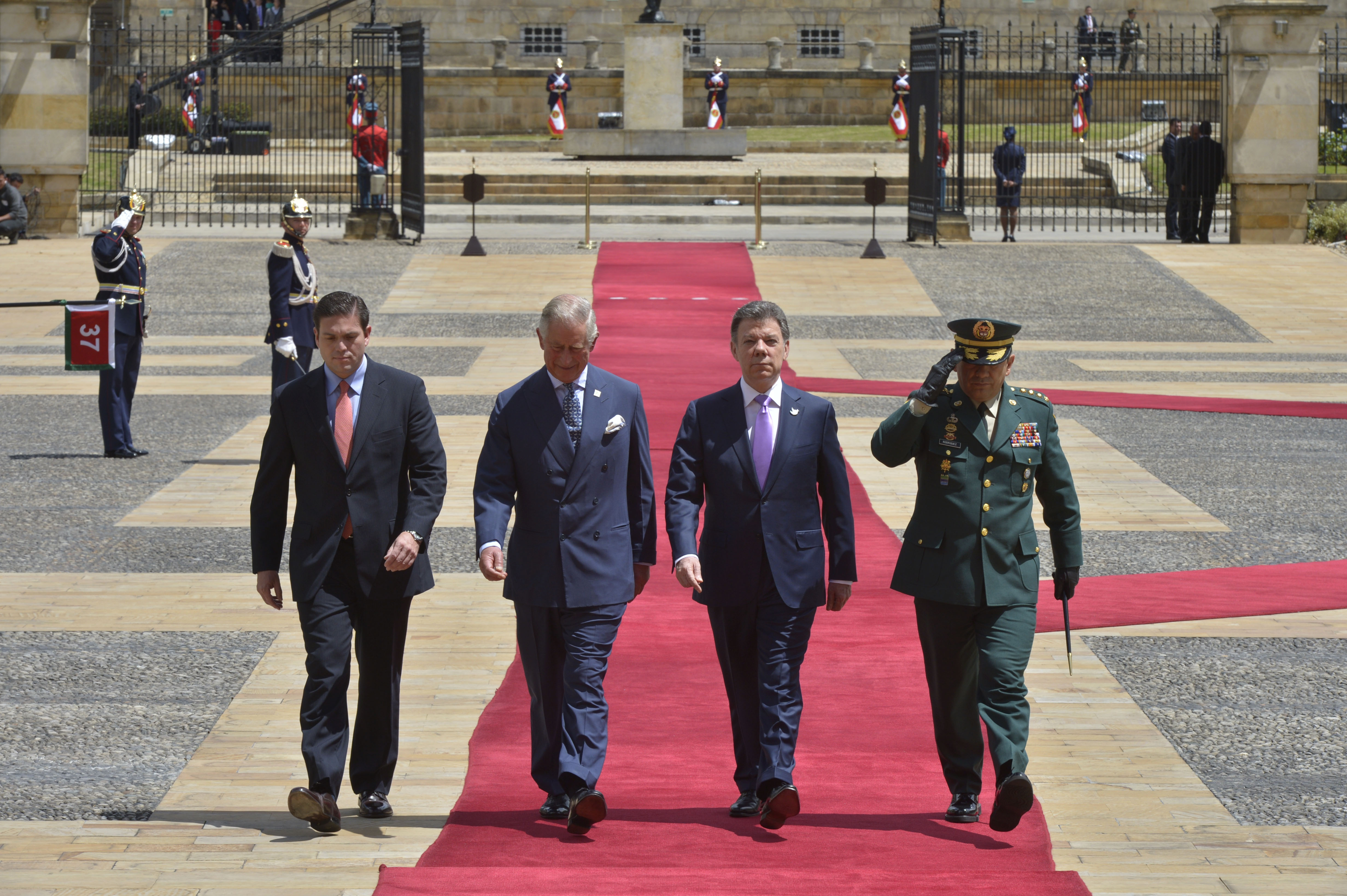 Cuando aún era príncipe de Gales, Carlos vino a Colombia en compañía de su esposa, Camila, entonces duquesa de Cornualles, para reforzar las relaciones con Reino Unido. Fu recibido por el presidente Juan Manuel Santos y visitó proyectos de agricultura sostenible en varias partes del país.