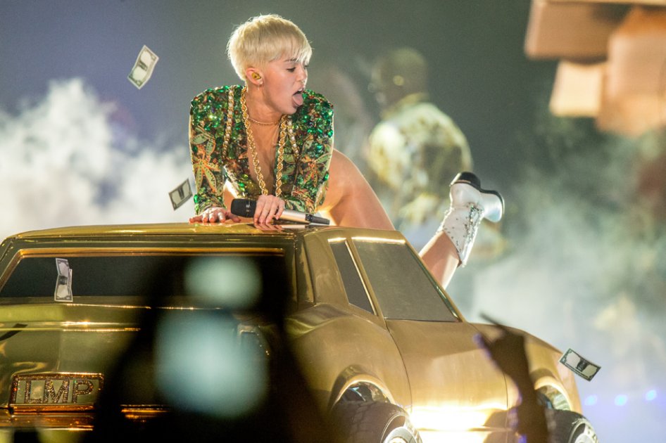 Ladrones entraron a la casa de Miley Cyrus y robaron joyas, además de su Maserati.