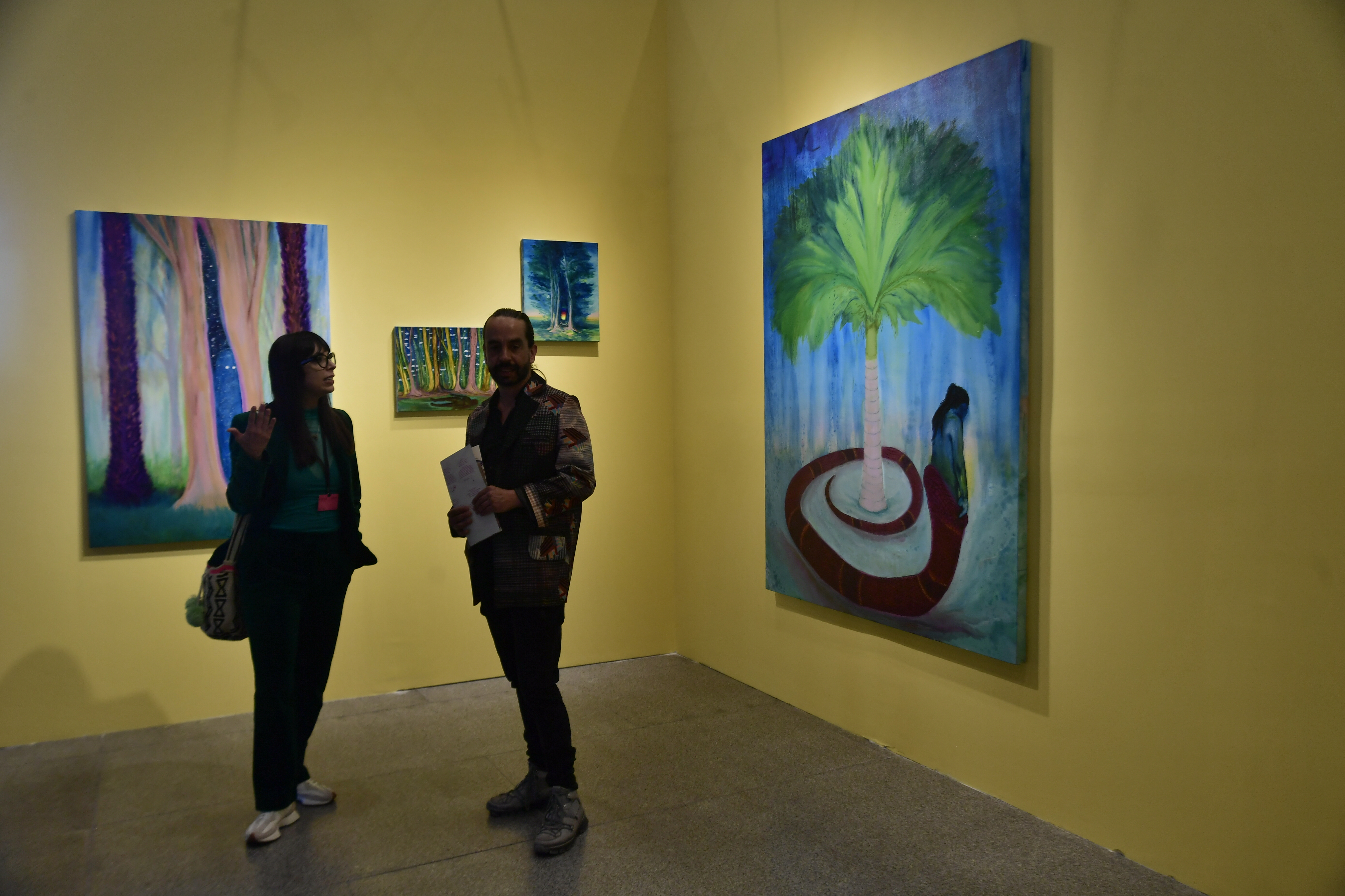 Exposición de obras de arte y asistentes a esta feria.