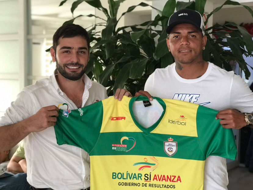 Roberto Carlos Vergara, presidente de la Promotora, presentando a Nelson Barahona, nuevo refuerzo del Real Cartagena.