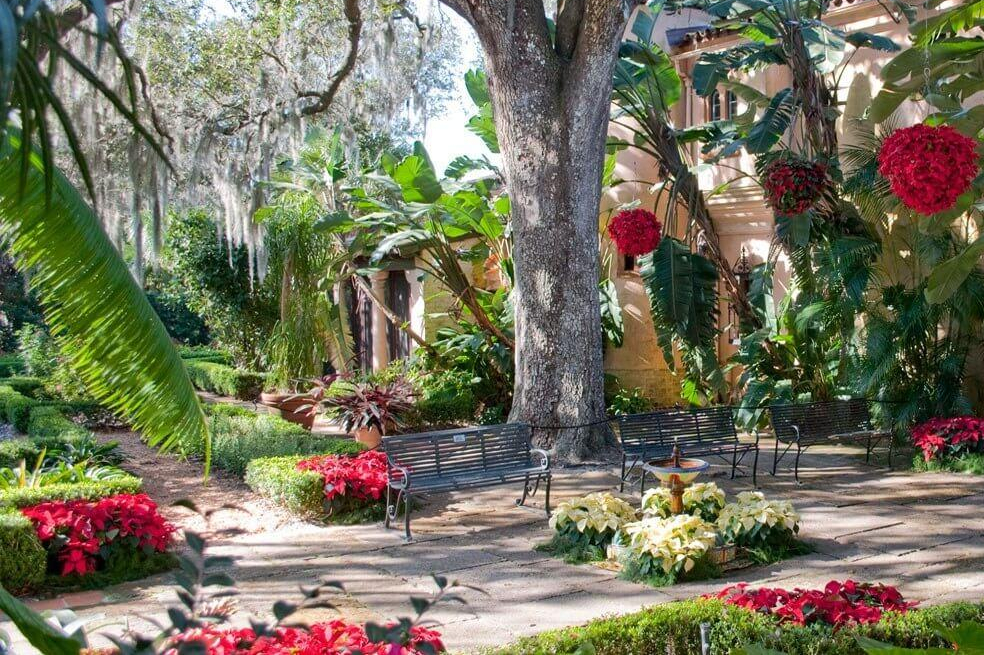 Bok Tower GardensVisit FloridaAsí mismo, un portal de pedidos en línea estará disponible para el Blue Palmetto Café y The Shop at Bok Outdoor Plant Shop. Los conciertos diarios de carillón serán a la 1 p.m. y a las 3 p.m.Los visitantes pueden acceder a la página depreguntas frecuentes de COVID 19para obtener más detalles e información para los visitantes.Bok Tower Gardens cerró sus puertas el viernes 13 de marzo. En más de nueve décadas, sobrevivió a la Gran Depresión, la Segunda Guerra Mundial, las recesiones y los huracanes; sin embargo, la pandemia de COVID 19 ha sido el cierre más largo en su historia.