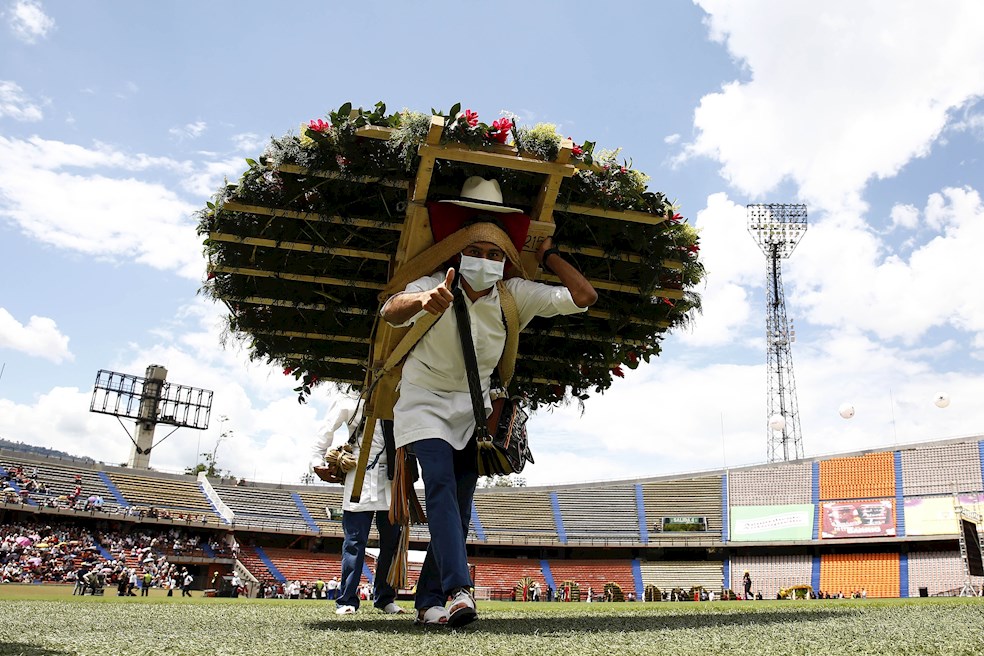 Cientos de silleteros participaron de la edición 64 de la Feria de las Flores, en el estadio Atanasio Girardot en Medellín (Colombia). Luego de 26 años, los silleteros regresaron a este escenario deportivo para desfilar ante 15.000 espectadores con sus arreglos florales, que no pudieron cargar por las calles de la ciudad este año para mantener los controles por la pandemia de la COVID-19.