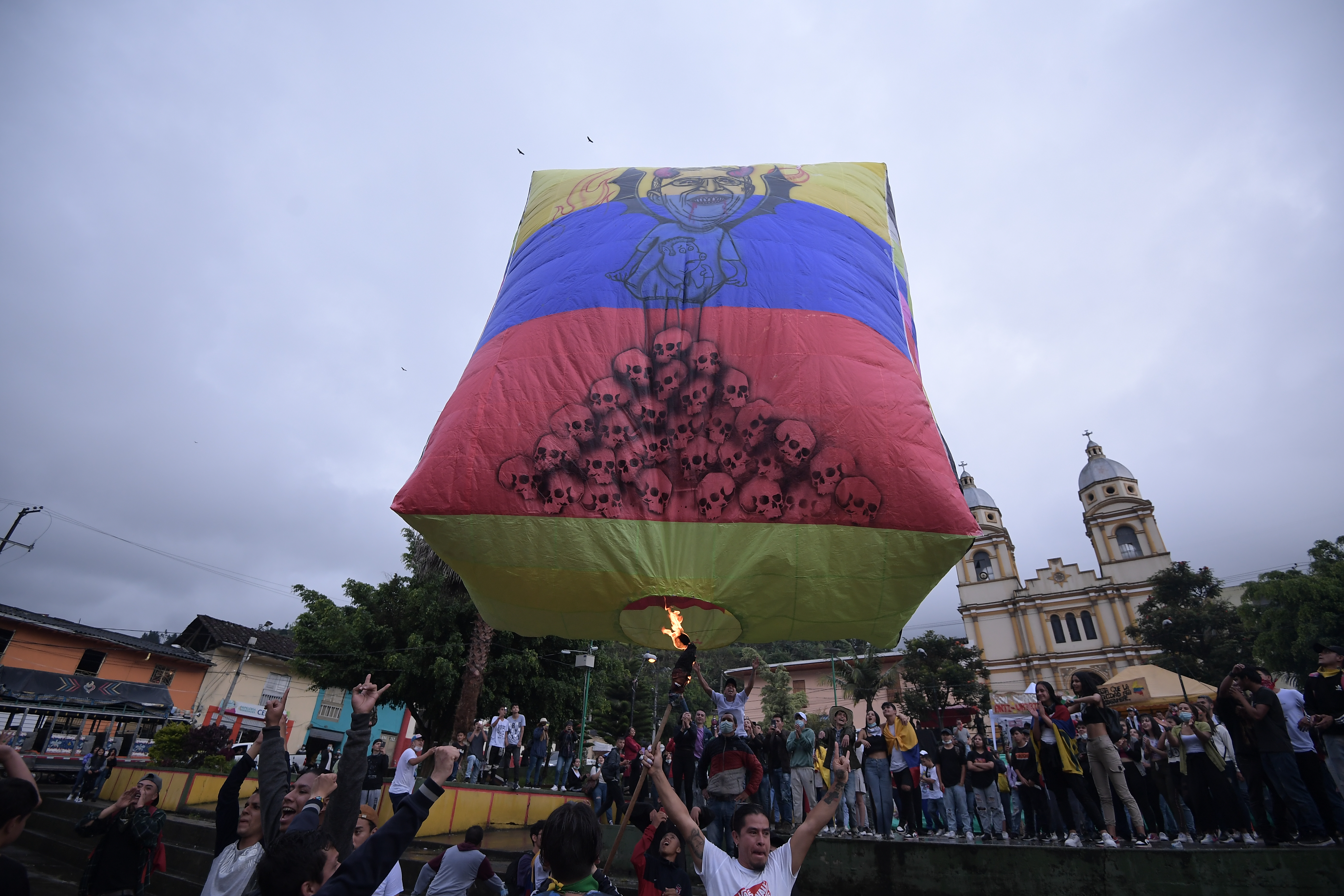 Jóvenes de 13 municipios del norte de Nariño y sur del Cauca se dieron cita en el municipio de San Bernardo, en medio de otra jornada del paro nacional, para expresarse, con canticos, baile y fiesta. Buscan que sus propuestas y problemáticas sean escuchadas con miras a procesos de participación y organización en el marco de una asamblea departamental con proyección nacional.