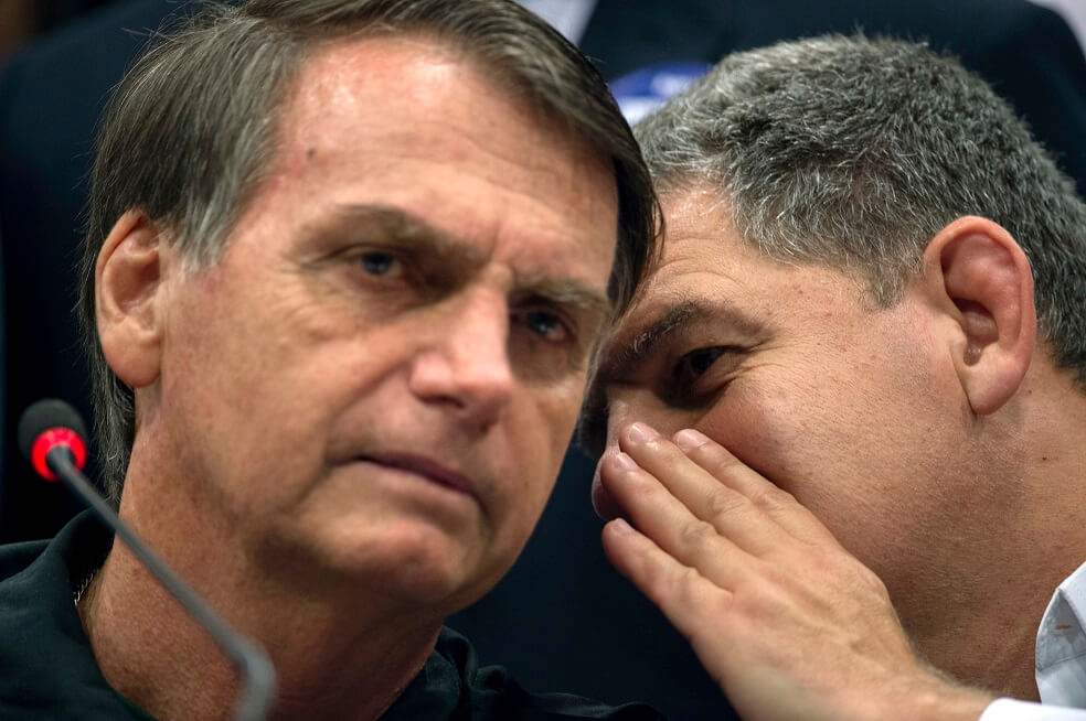 Foto de archivo del presidente de Brasil, Jair Bolsonaro, con el ex presidente del PSL y primer ministro de gobierno destituido, Gustavo Bebianno. / AFP
