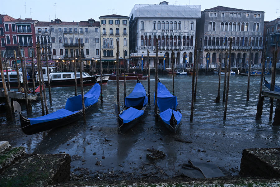 Venecia: góndolas varadas y peces muertos por la marea baja en los canales