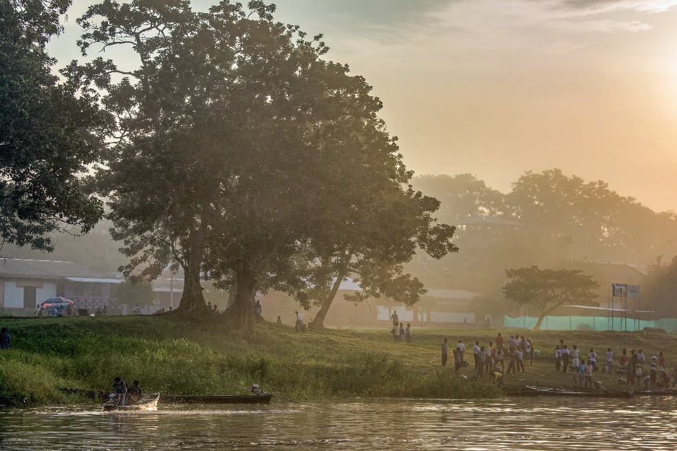 Amanecer en el mercado de pescado de Puerto Nariño, Colombia, principal puerto de entrada al sistema de lagos de Tarapoto, una región donde conviven los delfines y humanos.