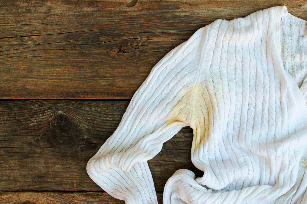 Prueba estos 3 remedios caseros para eliminar las manchas de sudor de la ropa