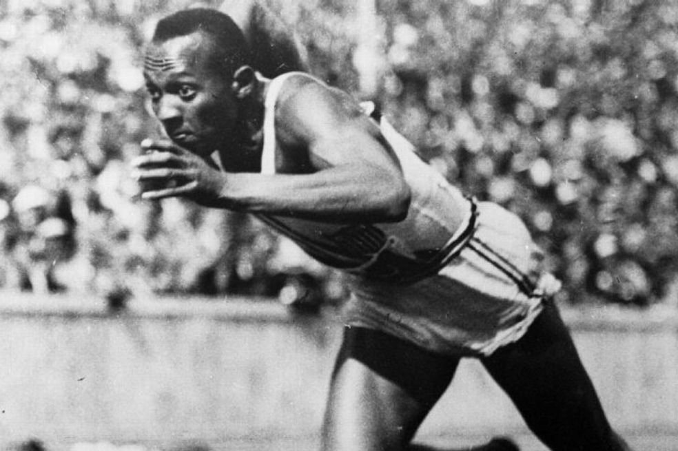 James Cleveland 'Jesse' Owens, uno de los  máximo íconos de la historia del deporte. Pocos atletas han tenido el impacto que Owens tuvo en los Juegos Olímpicos de Berlín 1936 cuando ganó cuatro preseas doradas en las pruebas de 100m, 200m, 4x100m y el salto de longitud con Adolf Hittler como espectador.