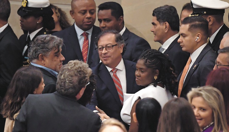 Petrismo y oposición llevan pelea a escenarios internacionales con 2026 en la mira